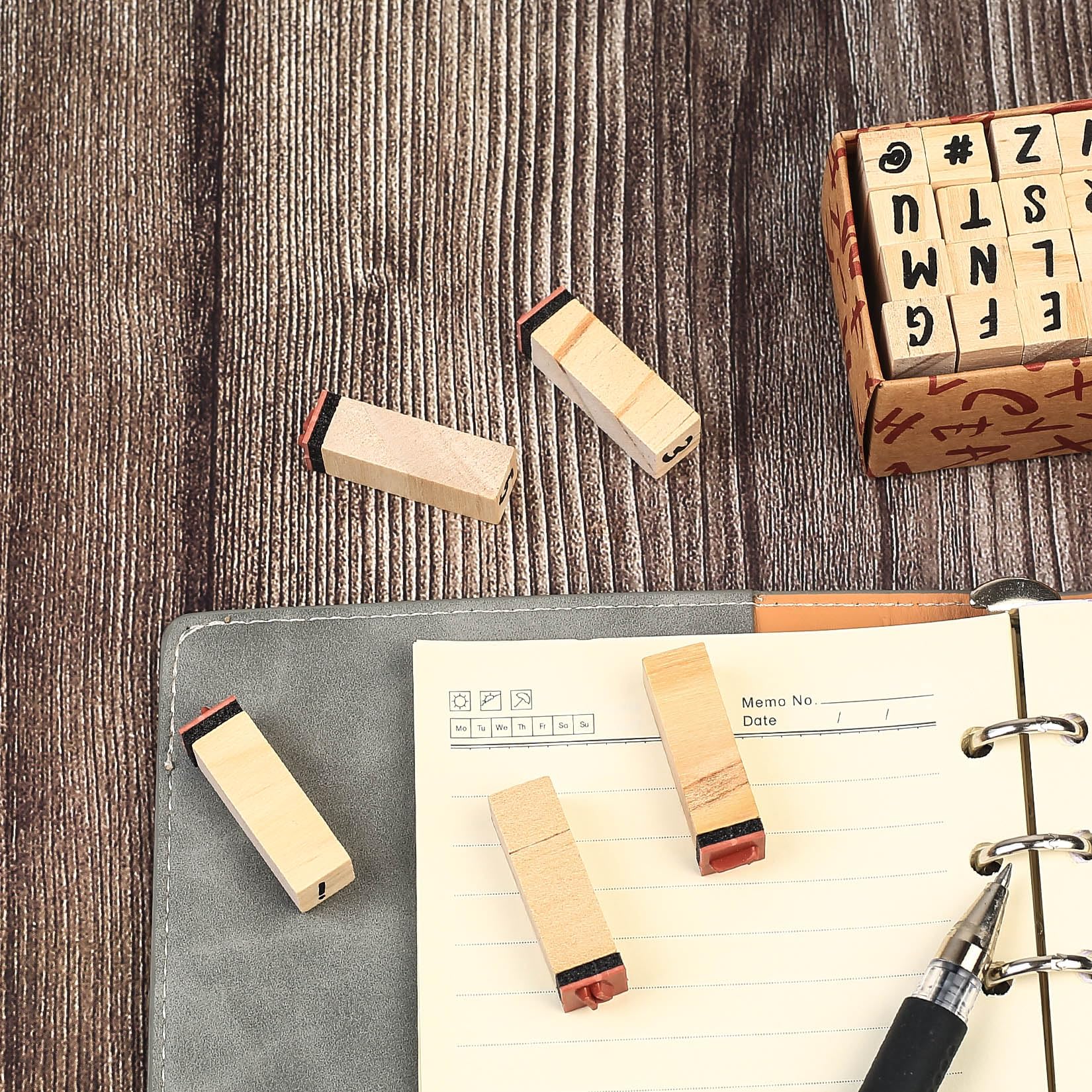 Tampons en bois avec chiffres et lettres de l'alphabet, pour dessiner Tampons en bois avec chiffres et lettres de l'alphabet, pour dessiner