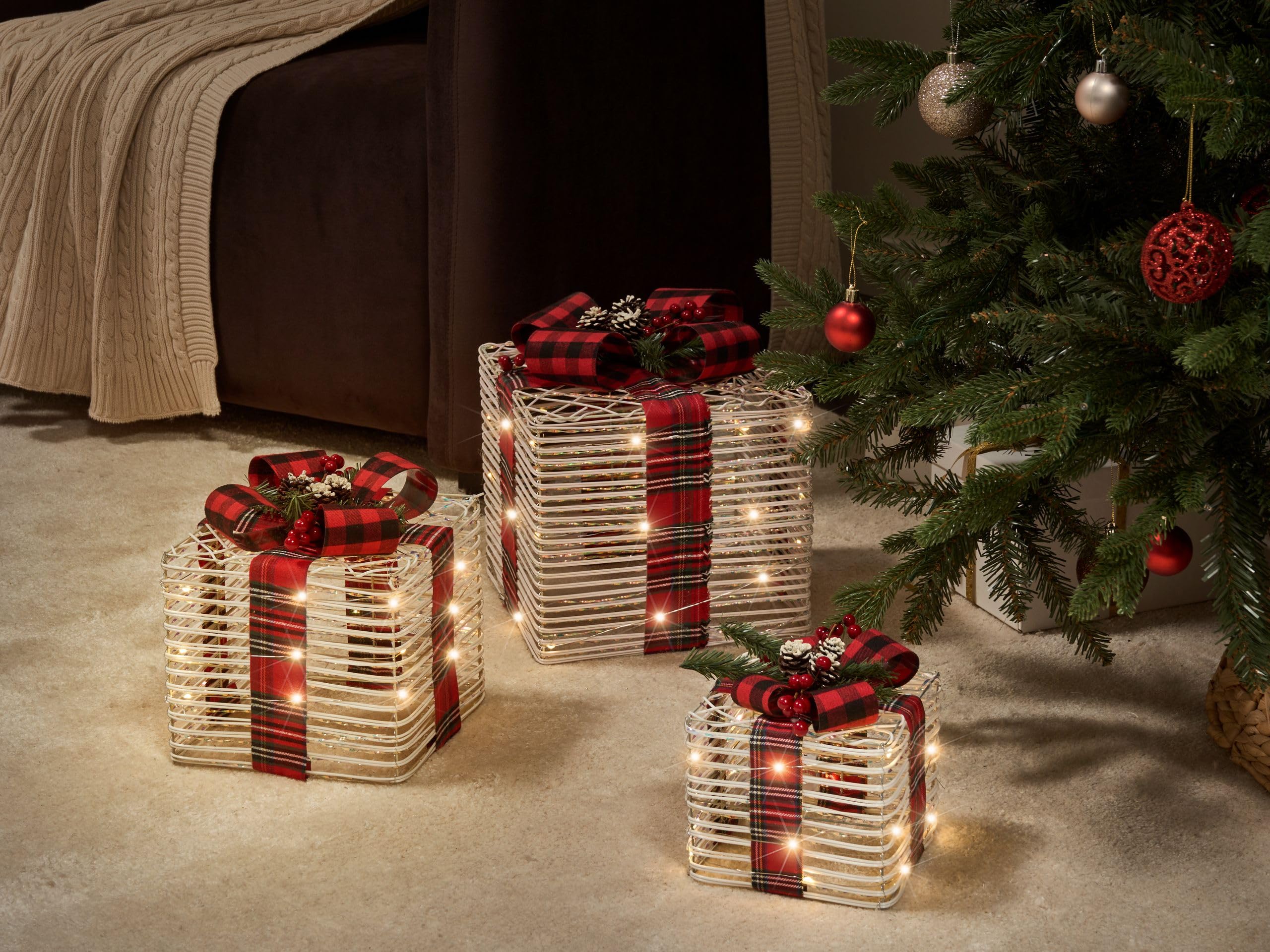 Beliani Lot de 3 Boîtes-Cadeaux Décoratives de Noël avec Lumières LED Blanc avec Nœuds pour Usage Intérieur Blanc Cassé Mangen