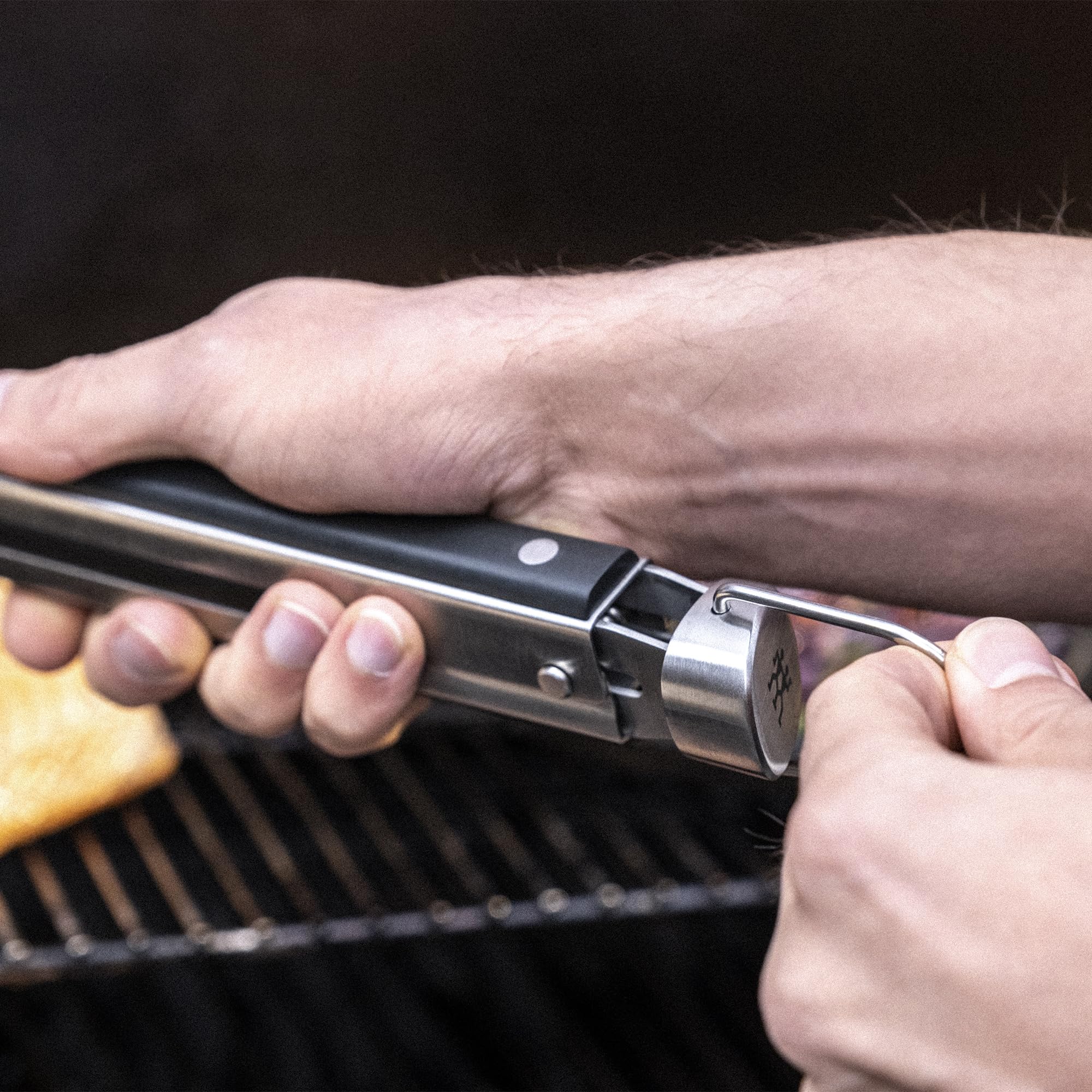 ZWILLING BBQ+ Pinzas para parrilla de 43 cm, pinzas de acero inoxidable con triple remache con agarre antideslizante, mecanismo de bloqueo y mango largo, resistentes al calor y aptas para lavavajillas