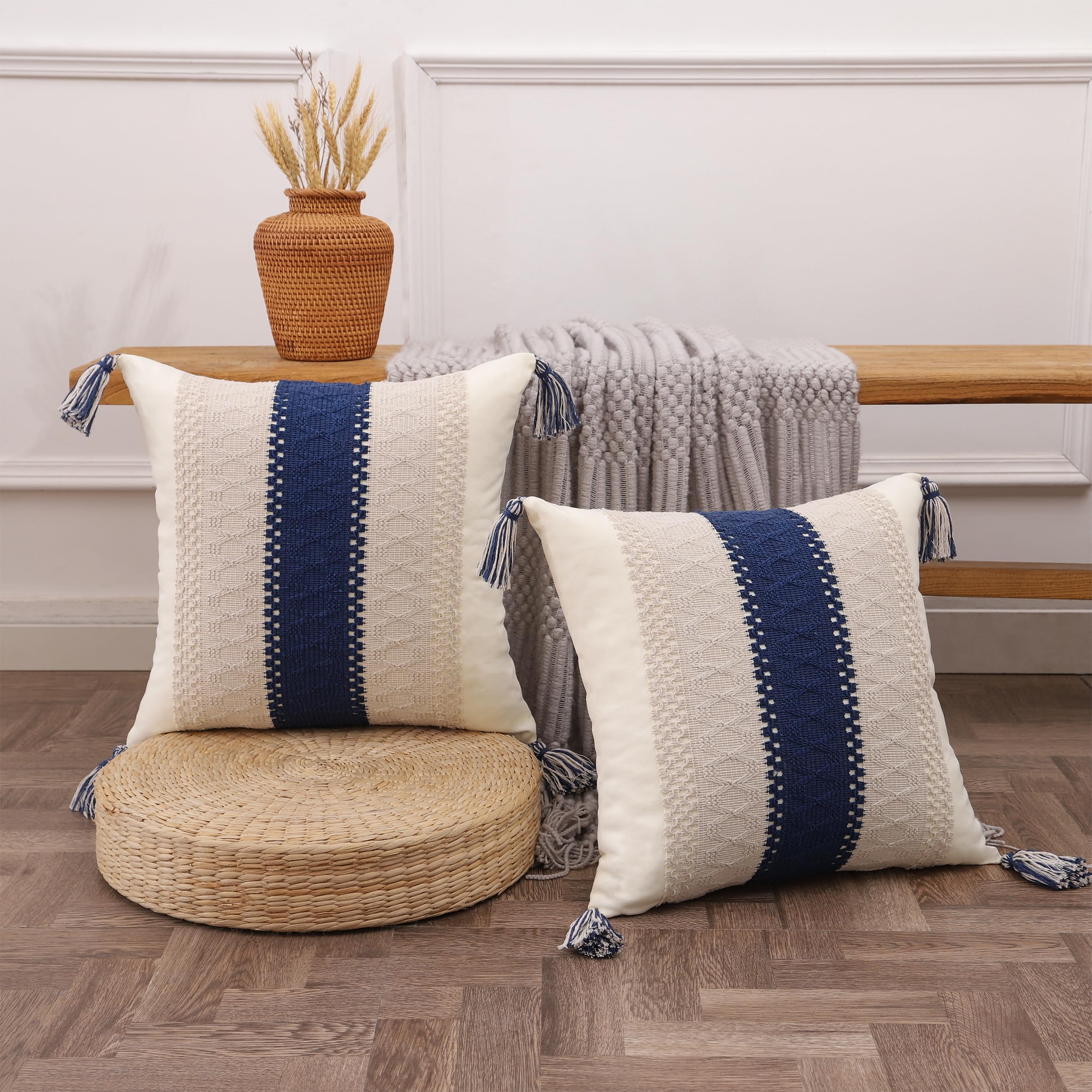 Tosleo Set di 2 federe per cuscini in stile bohémien, 50,8 x 50,8 cm, con nappe, blu navy, a righe neutre, con accento strutturato, moderno, per cuscini decorativi in stile bohémien