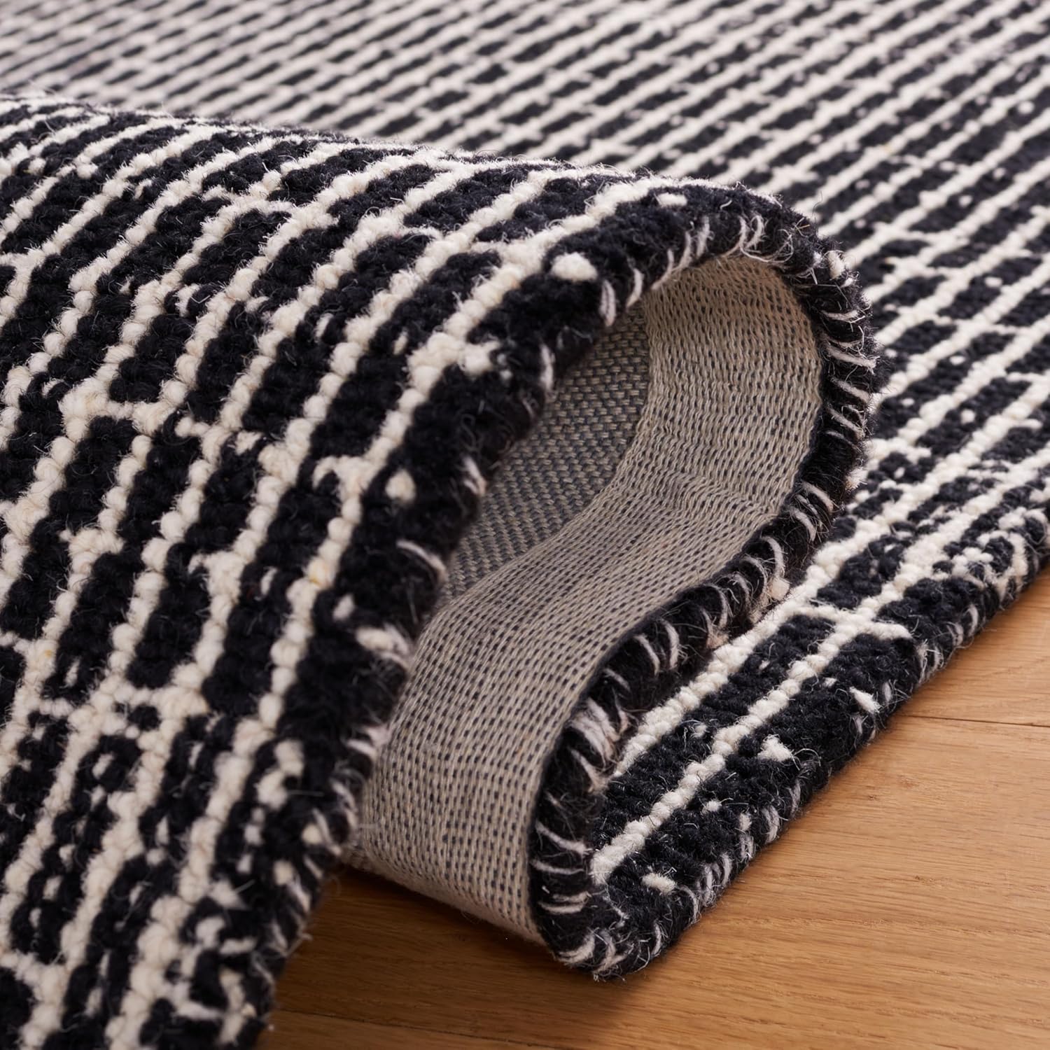 SAFAVIEH Abstract Collection Accent Rug - 4' x 6', Black & Ivory, Handmade Wool, Ideal for High Traffic Areas in Entryway, Living Room, Bedroom (ABT482Z)