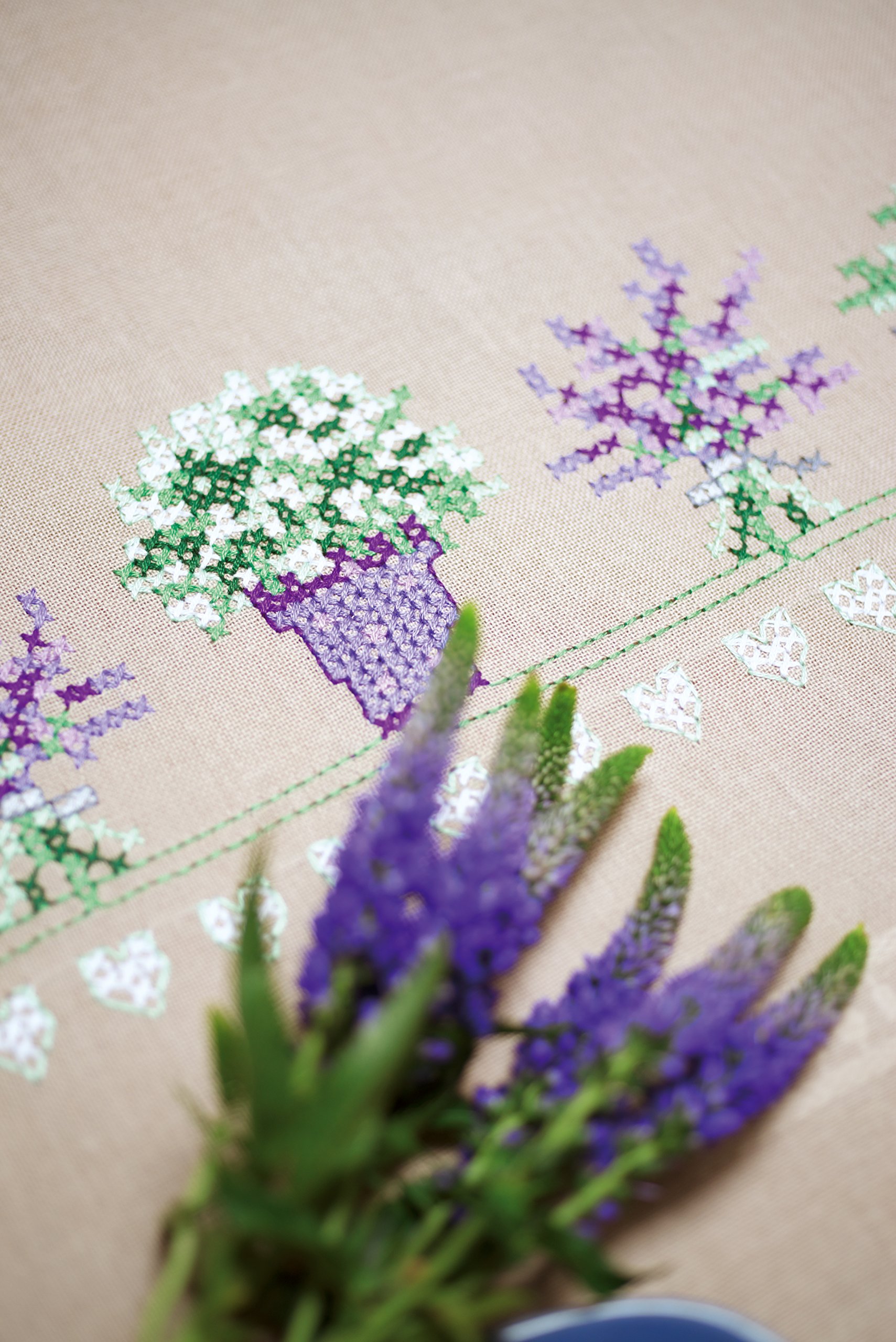 VERVACO Borduurpakket Voorbedrukt Tafelloper Borduurwerk Kit TUINPRACHT Borduurwerk Set 40 x 100 cm Tafellinnen Decor Handwerken Pakket Knutselen voor Volwassenen Hobby Materiaal Creatief Cadeau