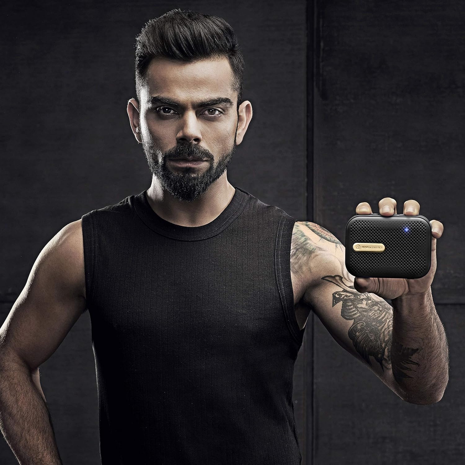 맨 위 view of the MuveAcoustics Box speaker showing control buttons.