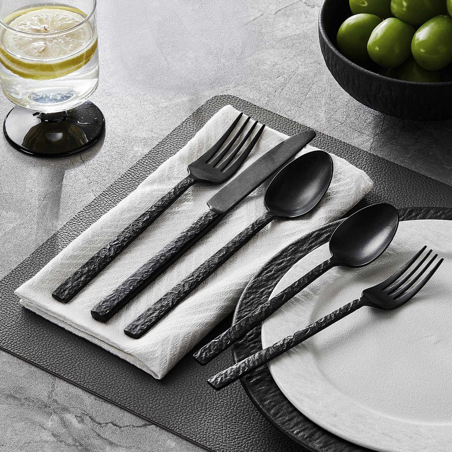 HIKAA 30-Teiliges Besteck Schwarz Matt, Besteck Set 6 Personen, Gehämmert Essbesteck aus 18/10 Edelstahl Besteck, Cutlery Set für zu Hause und Restaurants, Spülmaschinenfest