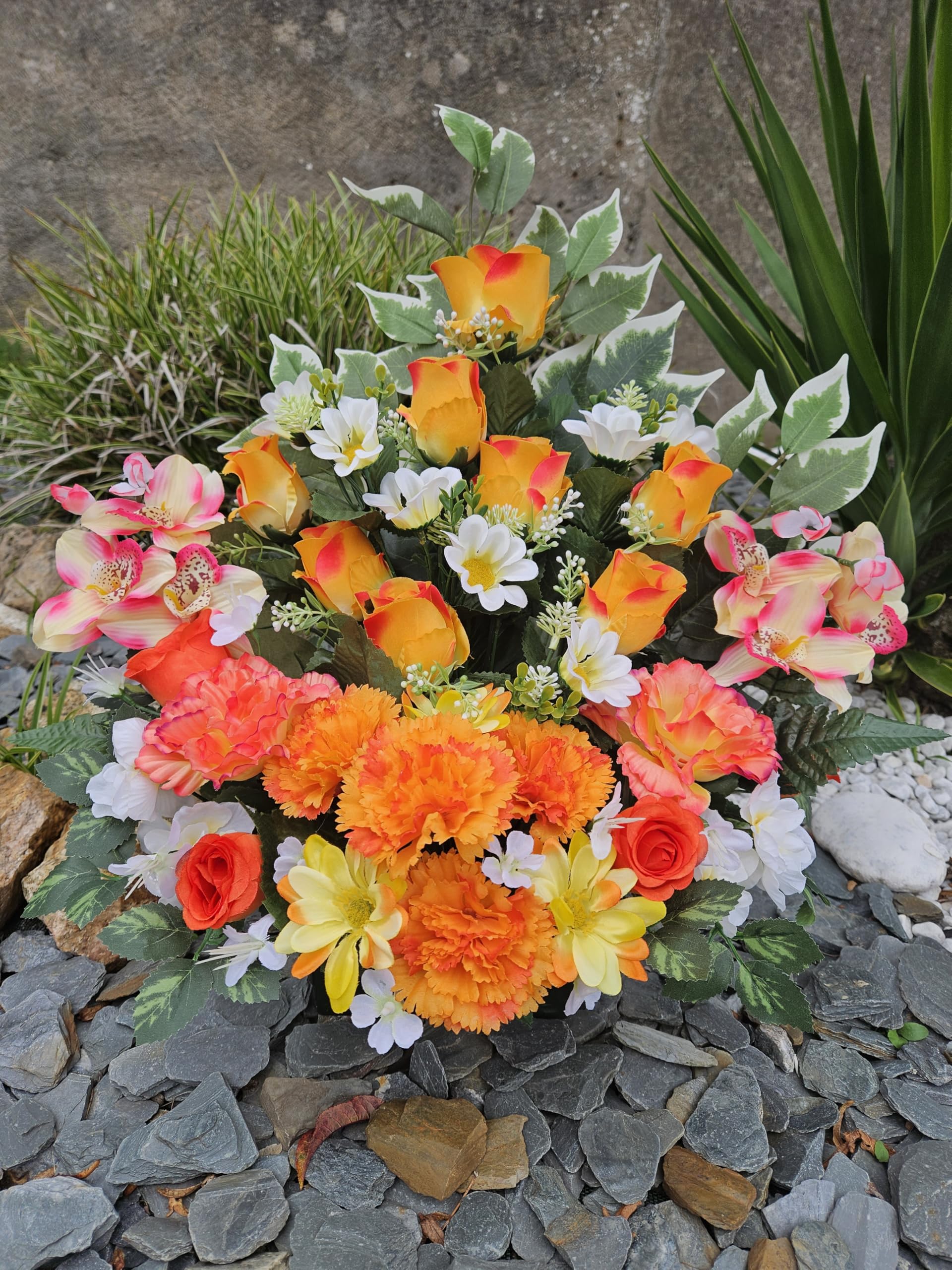 Composition de Fleurs Artificielles Lesté Ciment pour Une Parfaite Tenue à L' Extérieur. Réalisé par nos Soins, Fleurs de Qualité.