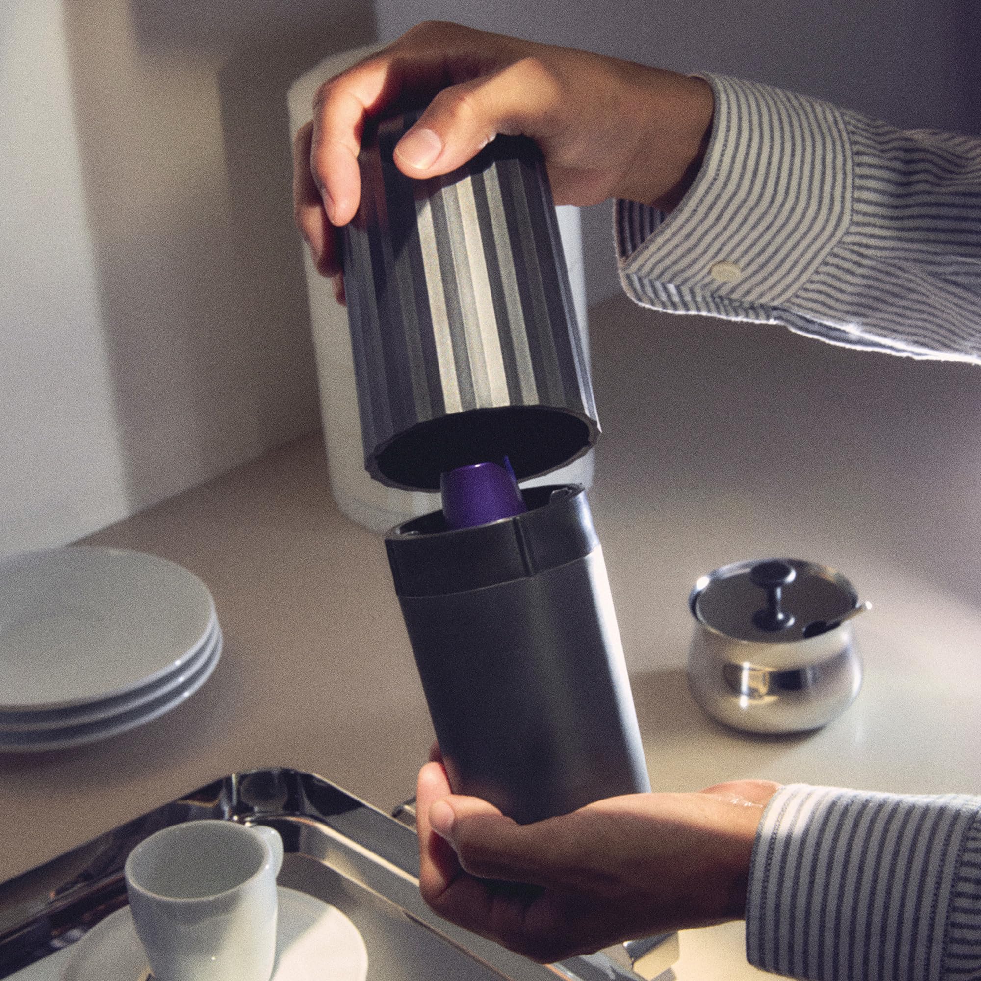 Alessi Plissé MDL20 B - Cápsulas Vacías para Cápsulas Compatibles con Máquinas Nespresso y Vertuo, en Resina Termoplástica, Diámetro 8.3 cm, Negro