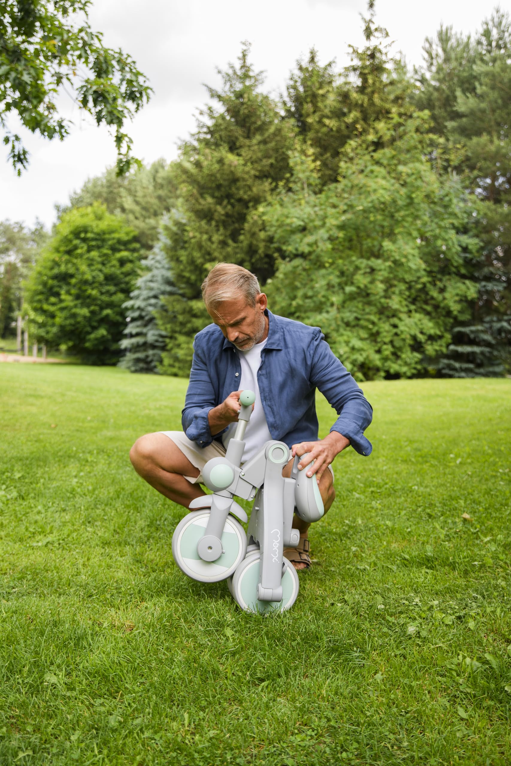 Triciclo per bambini MoMi 4in1 SOLIVIA con manubrio telescopico, cinture di sicurezza a 5 punti, per bambini a partire da 12 mesi, con capottina parasole, ruote in PU, borsa e portabicchiere