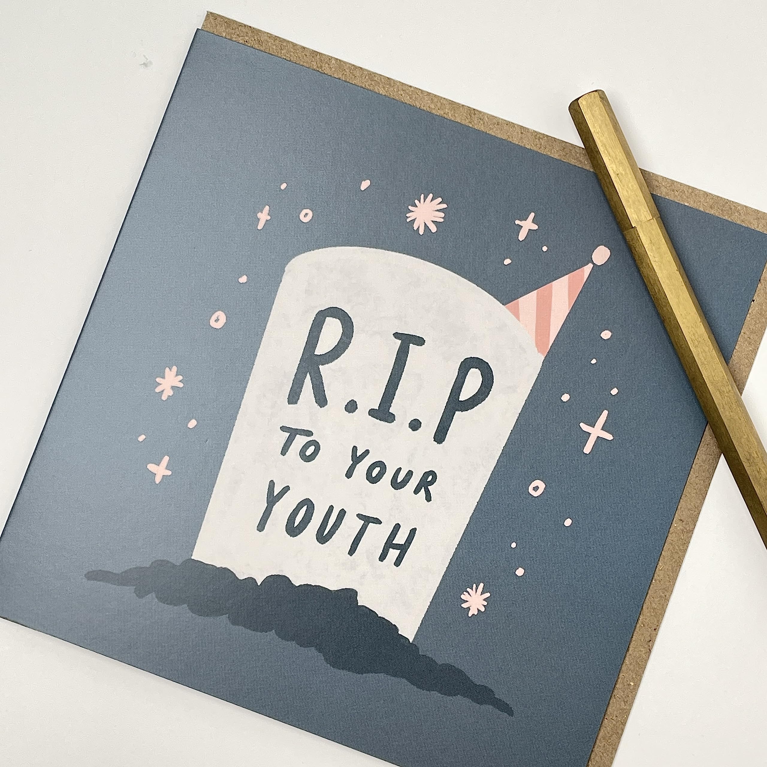 Old English Co. Lustige Geburtstagskarte „R.I.P. Youth“ – Humorvolle Karte Für Ihn & Ihn, Innen Blanko (15x15 Cm)
