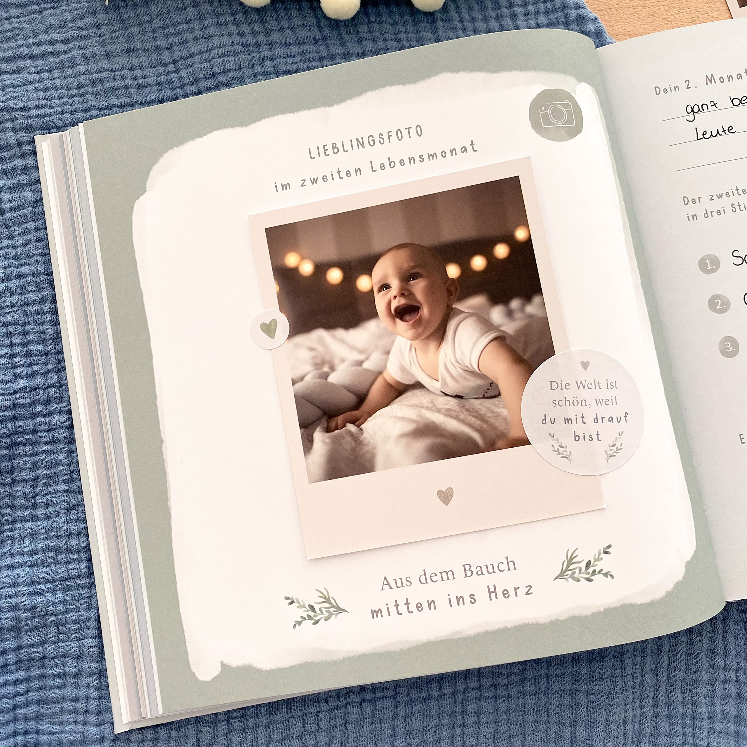 mintkind Il mio primo anno di album per neonati balena blu – diario delicato con 176 pagine e set di adesivi per ricordi preziosi del primo anno di vita, copertina rigida progettata con cura 21 x 21