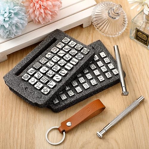 Miniatura 5 de 70 herramientas de estampado de cuero, kit de estampado de cuero con 2 herramientas de punzón, 68 letras de metal, números y patrón profesional de
