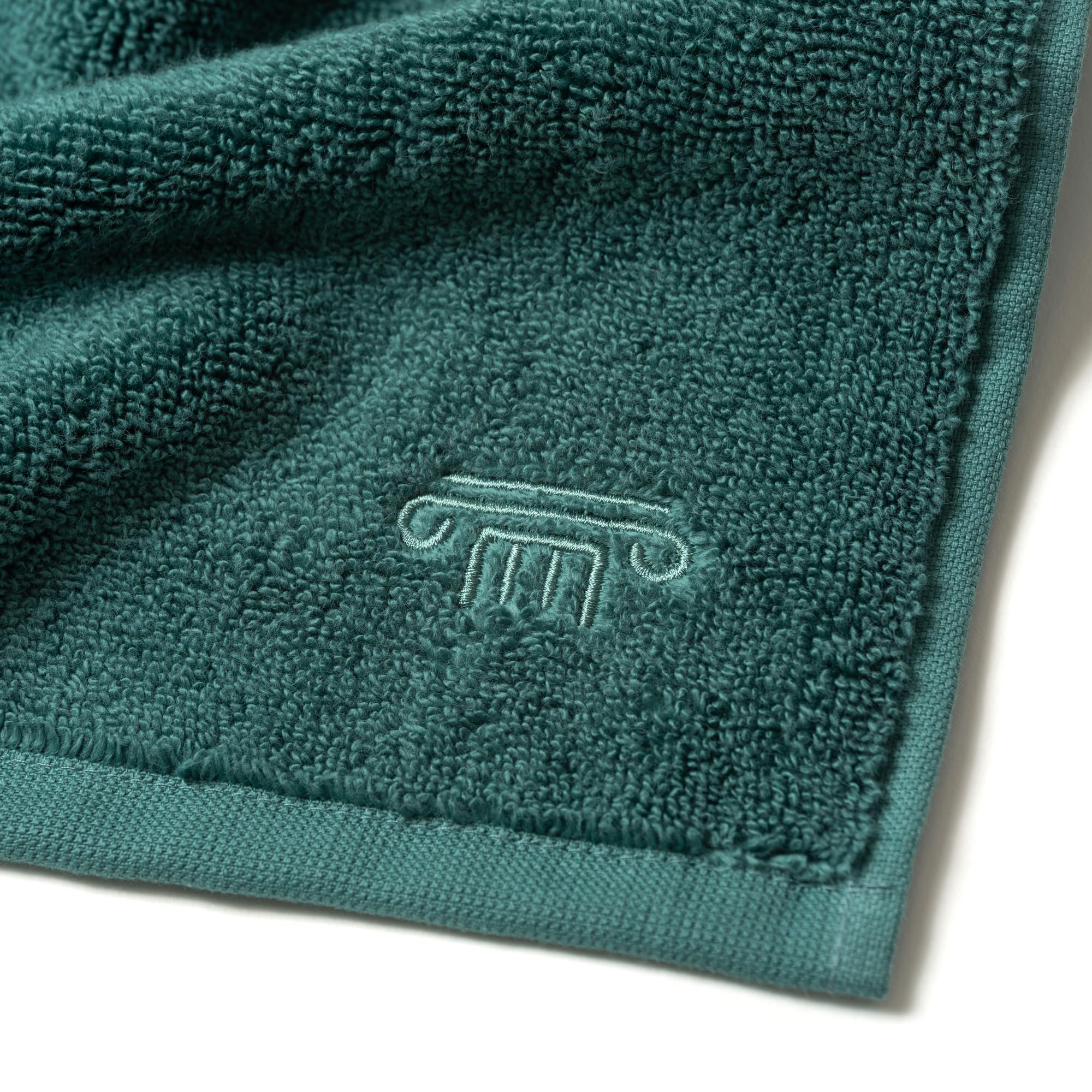 LAODI Premium Duschtuch Set 2er 70x140 cm aus 100% Baumwolle – 570 g/m², saugfähig & weich – Made in Portugal, 2-Farben Set: Antikes Grün & Honigpfirsich