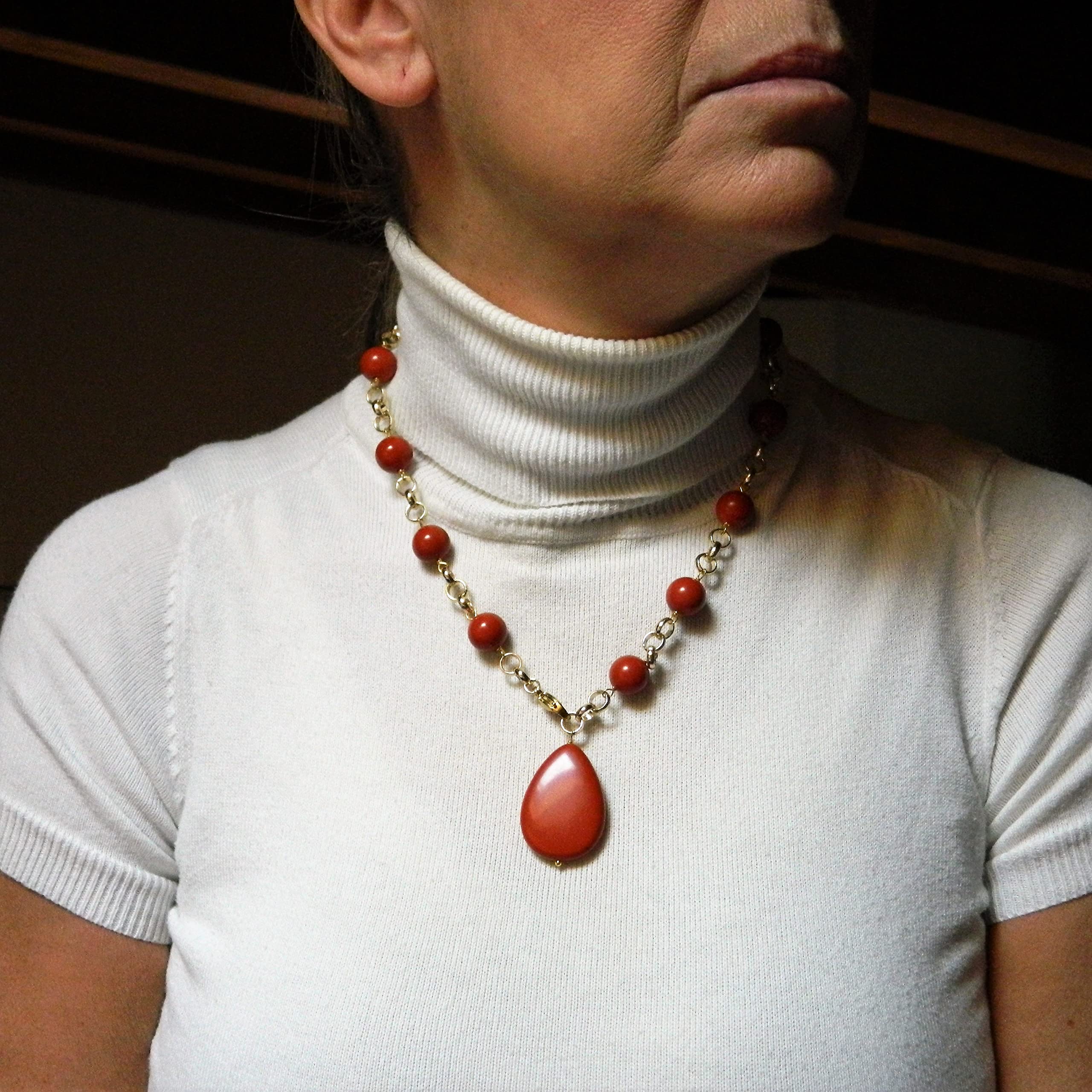 Collana girocollo donna in pasta di corallo rosso Sardegna – Palline 12 mm e goccia piatta 25x35 mm – Catena dorata 48 cm – Handmade Made in Italy – Anallergica Nickel-Free - DodiGioielli