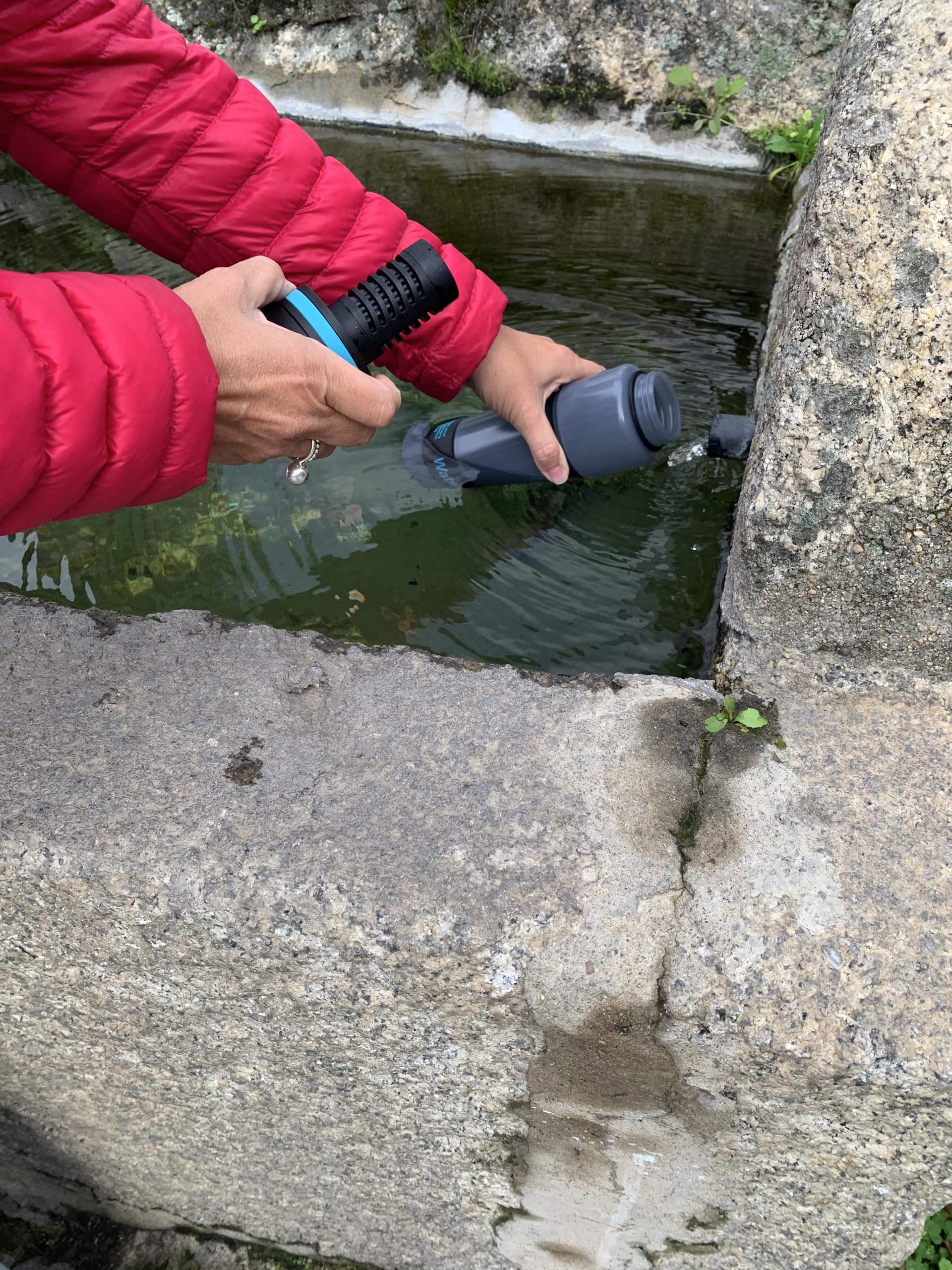 WATER TO GO Cantimplora de 0,75 L, con filtro, beber agua directamente del río, lago o conducto | Ultraligera y libre de BPA | 200 L de potencia de filtrado | Perfecto para viajes, kayak, camping, etc