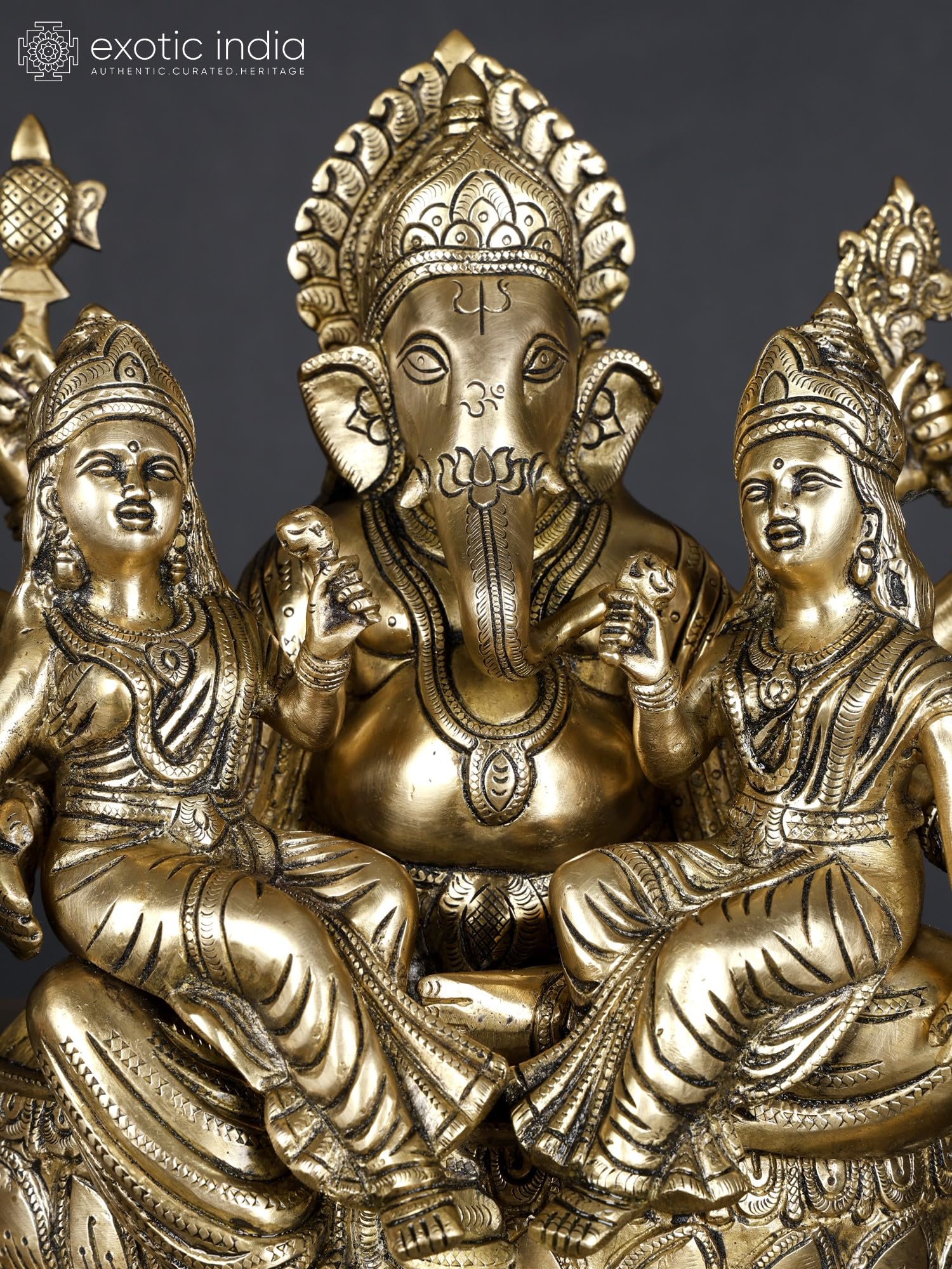 Exotic India 33 cm mosiężna statuetka lorda Ganesha z Riddhi Siddhi siedząca na bożku kwiatu lotosu do pokoju pudży, murti, wystroju domu, biura, dekoracji stołu