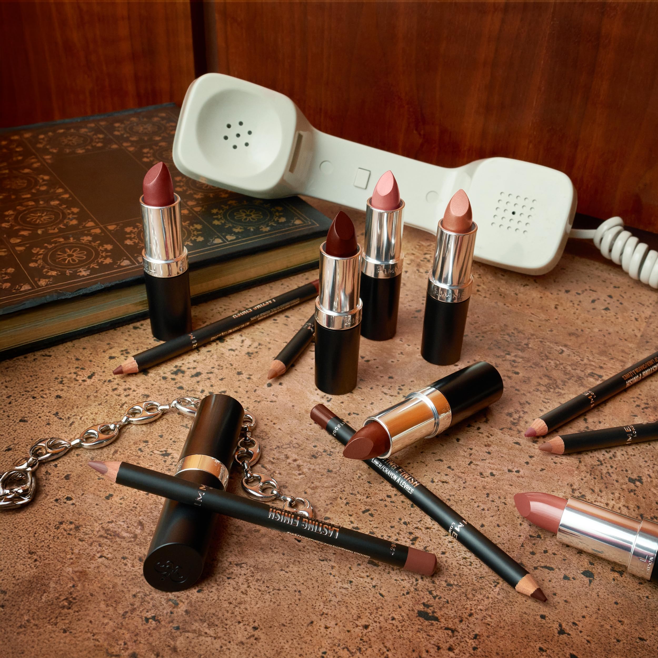 Rimmel London, Lasting Finish Nude Collection Lipstick, Cappuccino Light, długotrwała szminka z masłem aloesowym, natychmiastowe nawilżenie, wegańska formuła, 4g