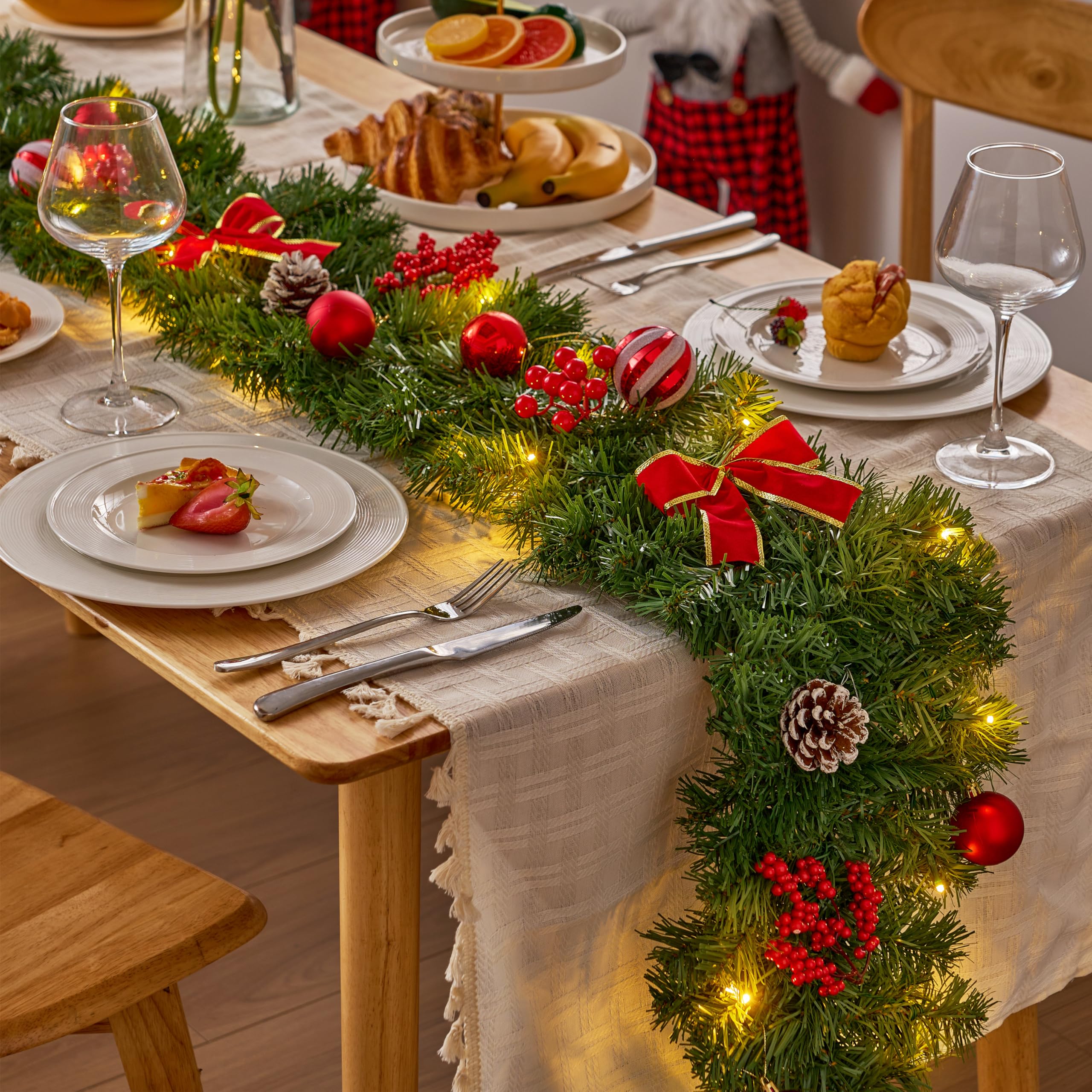 Joiedomi Weihnachtsgirlande mit Lichtern, 50 warmweiße LEDs, Weihnachtsbaumgirlande mit 8 Beleuchtungsmodi, verziert mit Tannenzapfen, Schleifen, Weihnachtskugeln und Beeren für Fenster