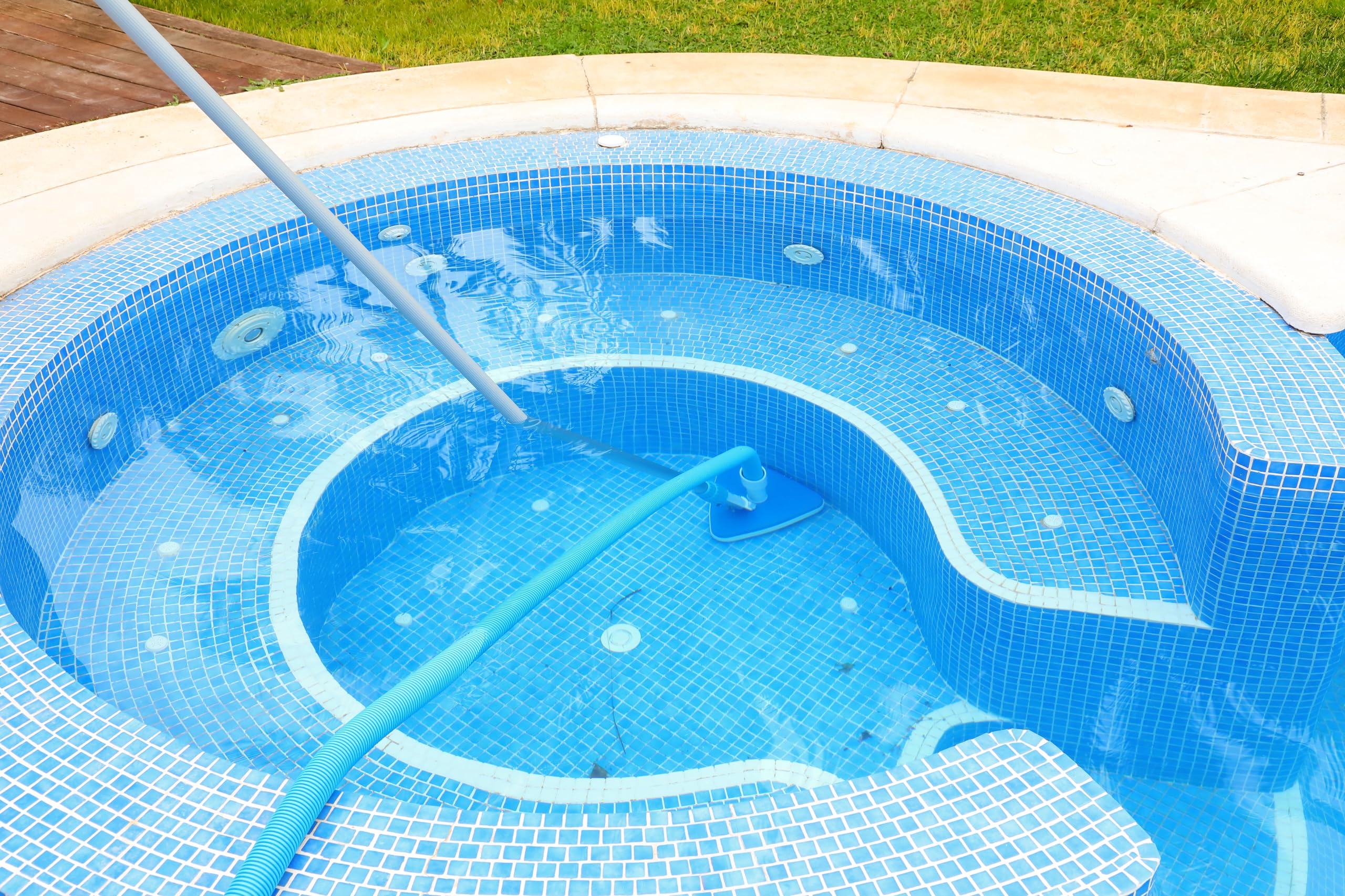 SIQUA Limpiafondos Piscina Triangular con Cepillo Nylon – Compatible con Manguera Ø35-38 mm y Mango Extensible, Fijación Palomilla, Accede a Esquinas, Ideal para Fondo de Piscinas Gresite y Liner