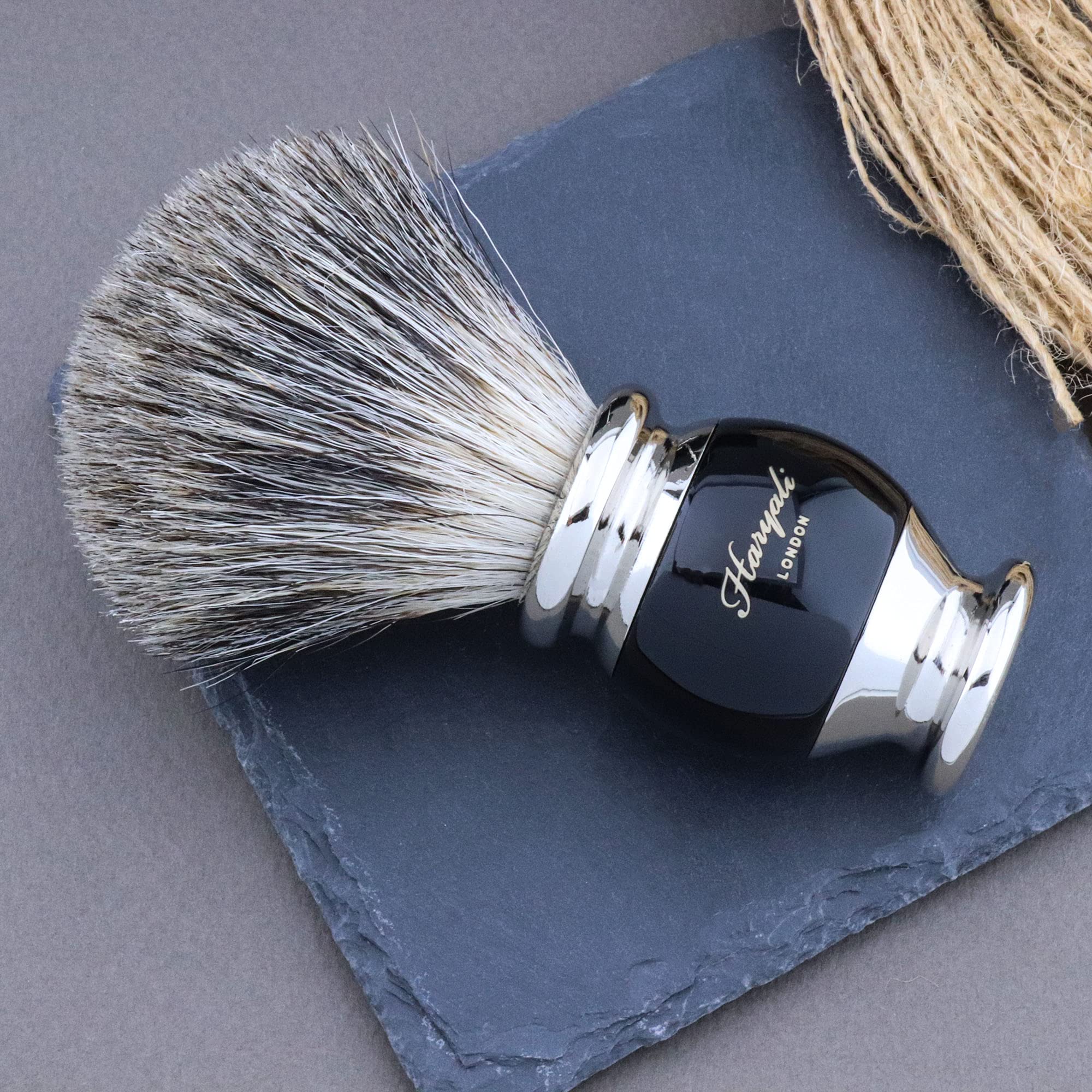 Haryali London Blaireau de rasage – Blaireau de rasage – Design élégant et unique – Blaireau en poils de blaireau – Couleur noire élégante – Un parfait assortiment à votre kit de rasage