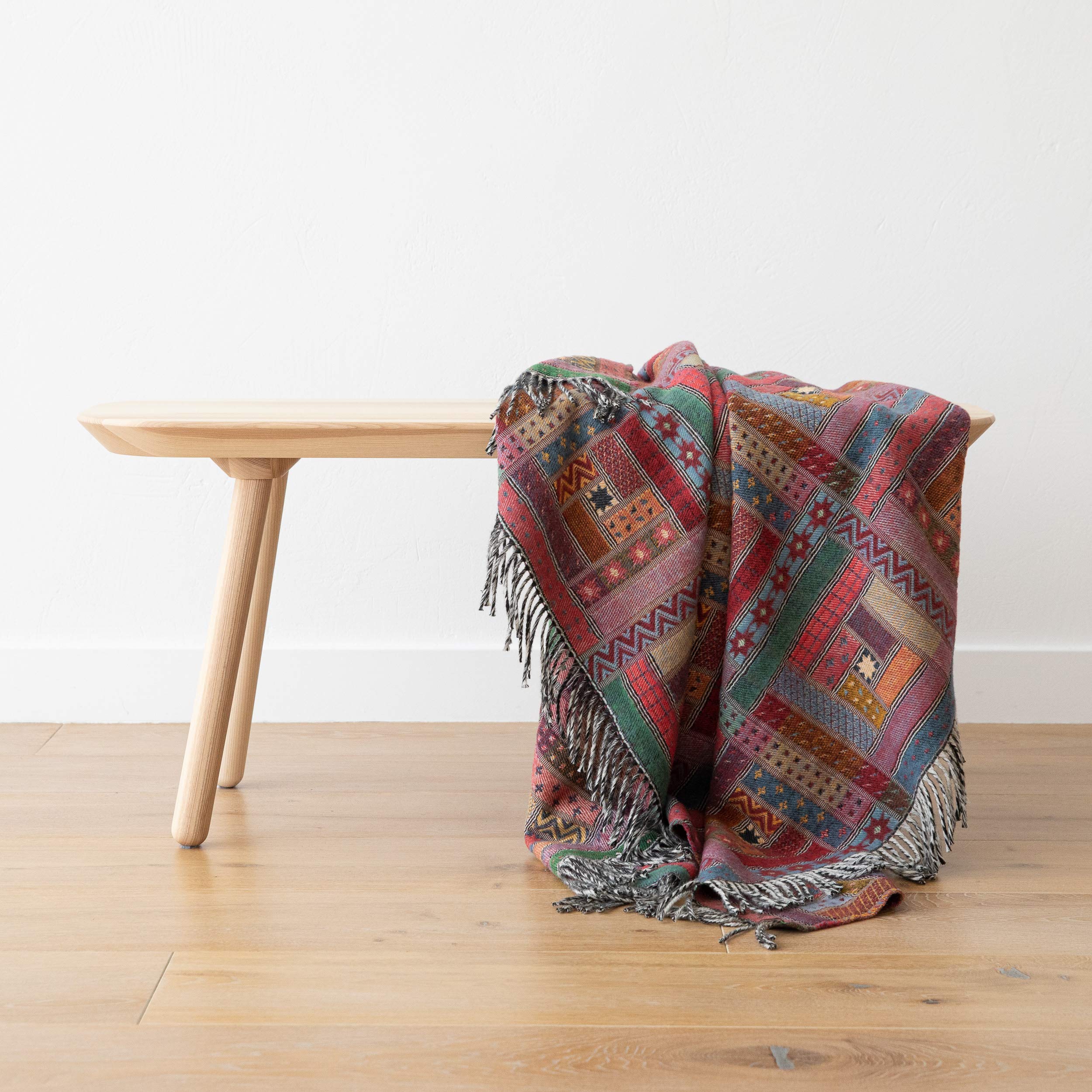 WoolMe Merino Wolldecke Rot Grün 130x180 cm Marta - luxuriöser Geschenkbox - Kuscheldecke flauschig aus Merino Wolle - Plaid Decke perfekt als Sofa Überwurfdecke, Sofadecke, Wohndecke, Couchdecke