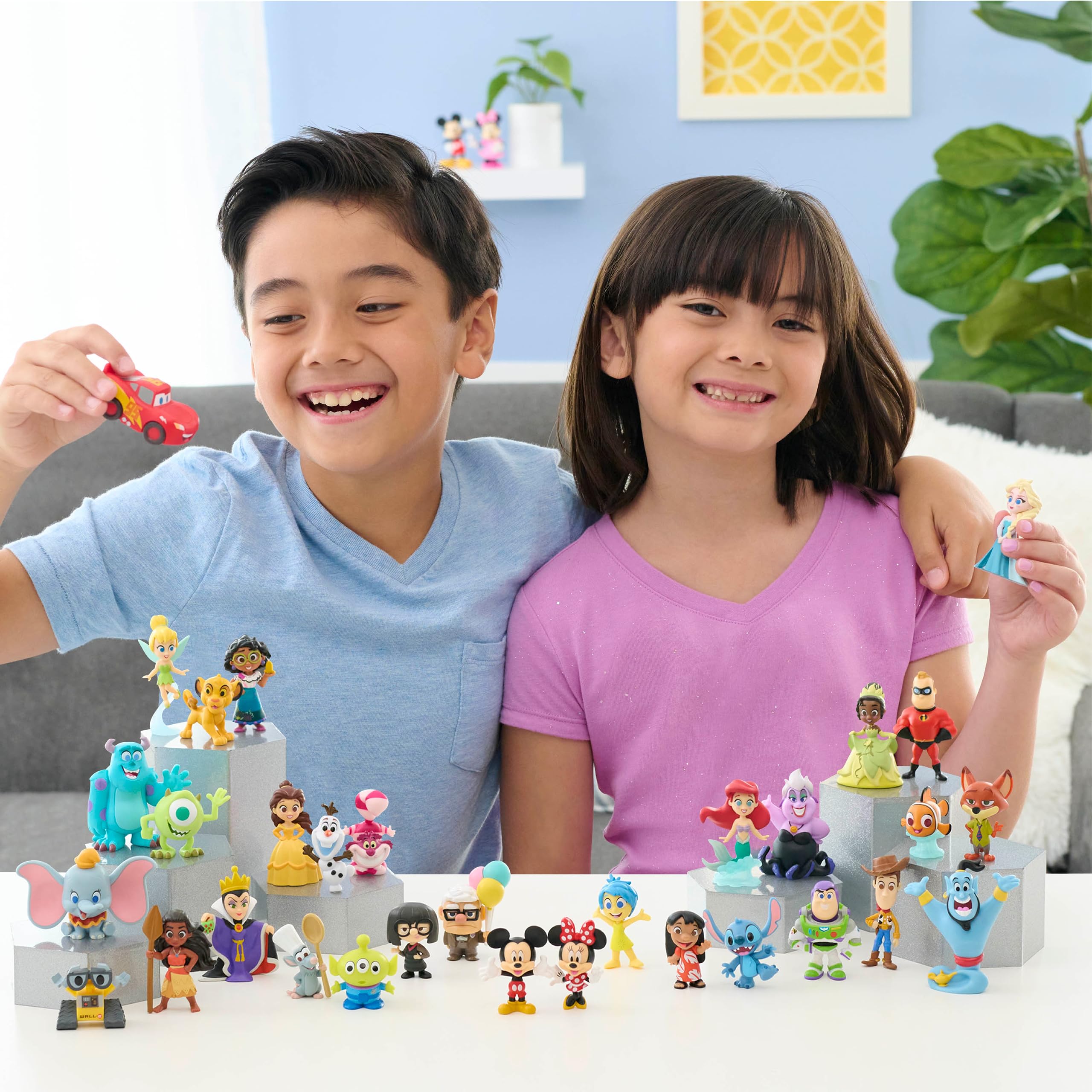 Famosa Disney 100 - Pack Laughter, giocattolo da collezione con personaggi Disney, include 8 personaggi diversi, licenza ufficiale al 100%, 12 da collezionare, 3 anni, (DED16200)