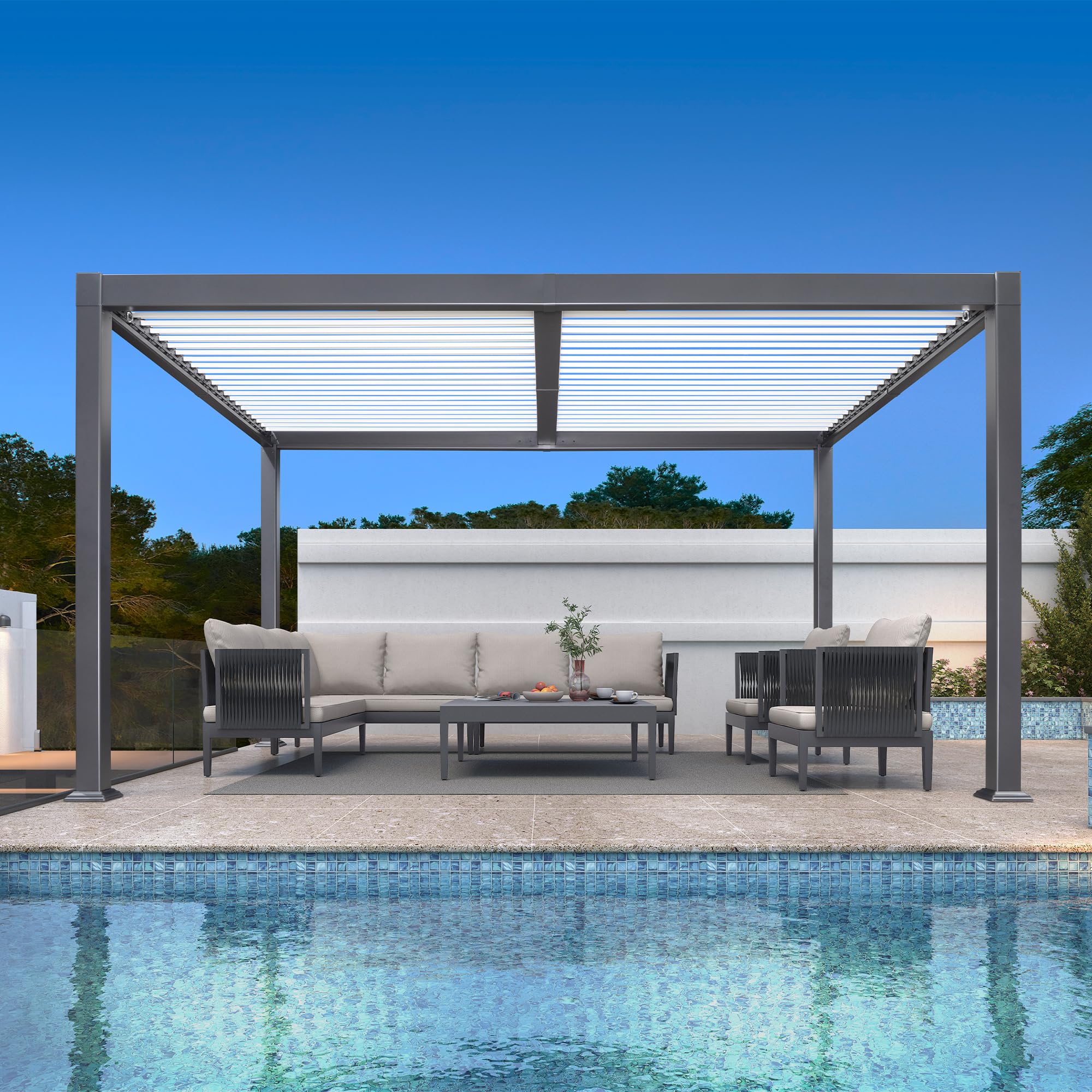 Pergola bioclimatique 4,25 x 3 m – Lattes réglables en aluminium gris avec poteaux blancs pour jardin contemporain et terrasse