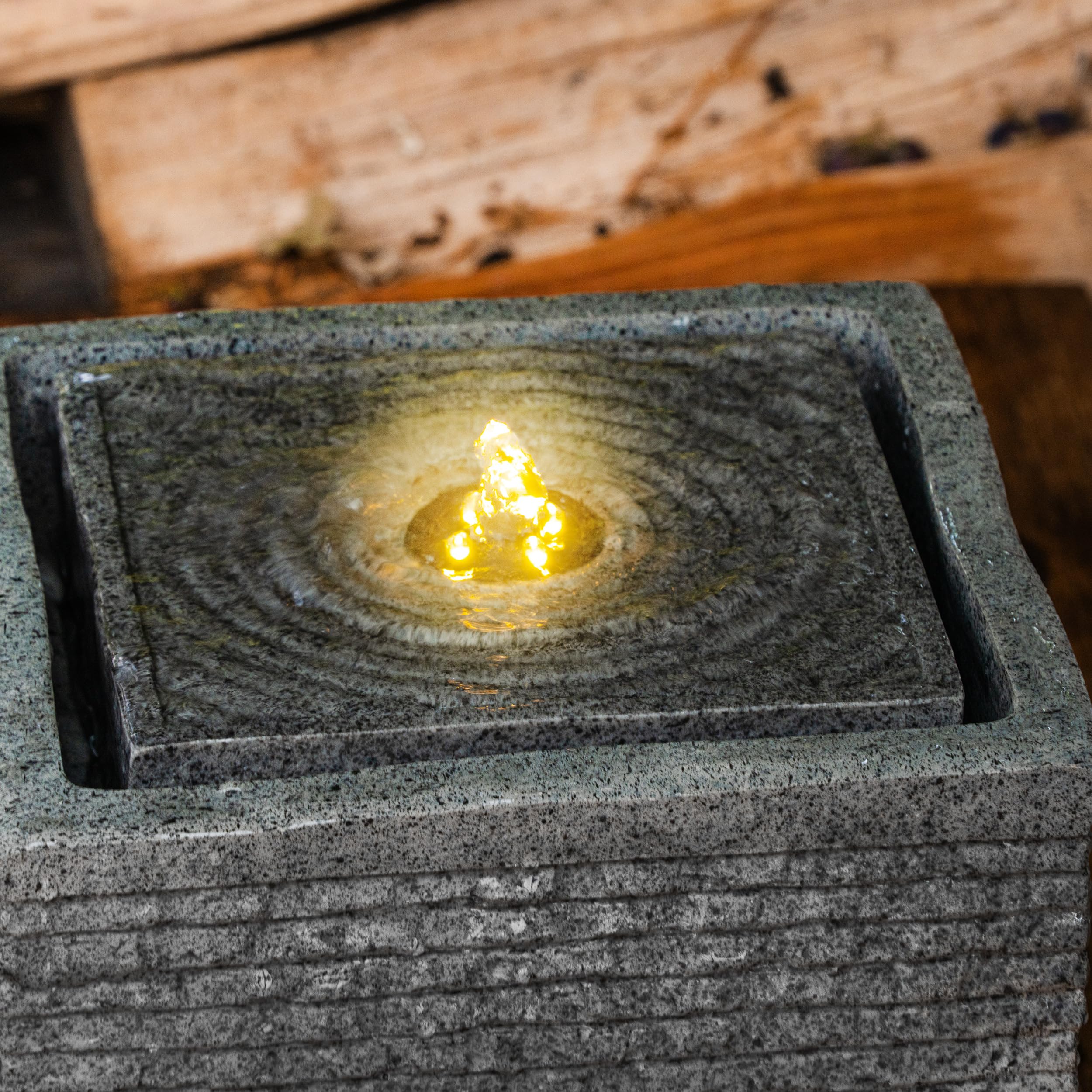 esotec Springbrunnen Designbrunnen Silent mit LED Beleuchtung, USB-Ladung, Timer, Solarmodul, Akku, LED-Licht warmweiß, 5m Kabel, Erdspieß und Wandhalterung 101372