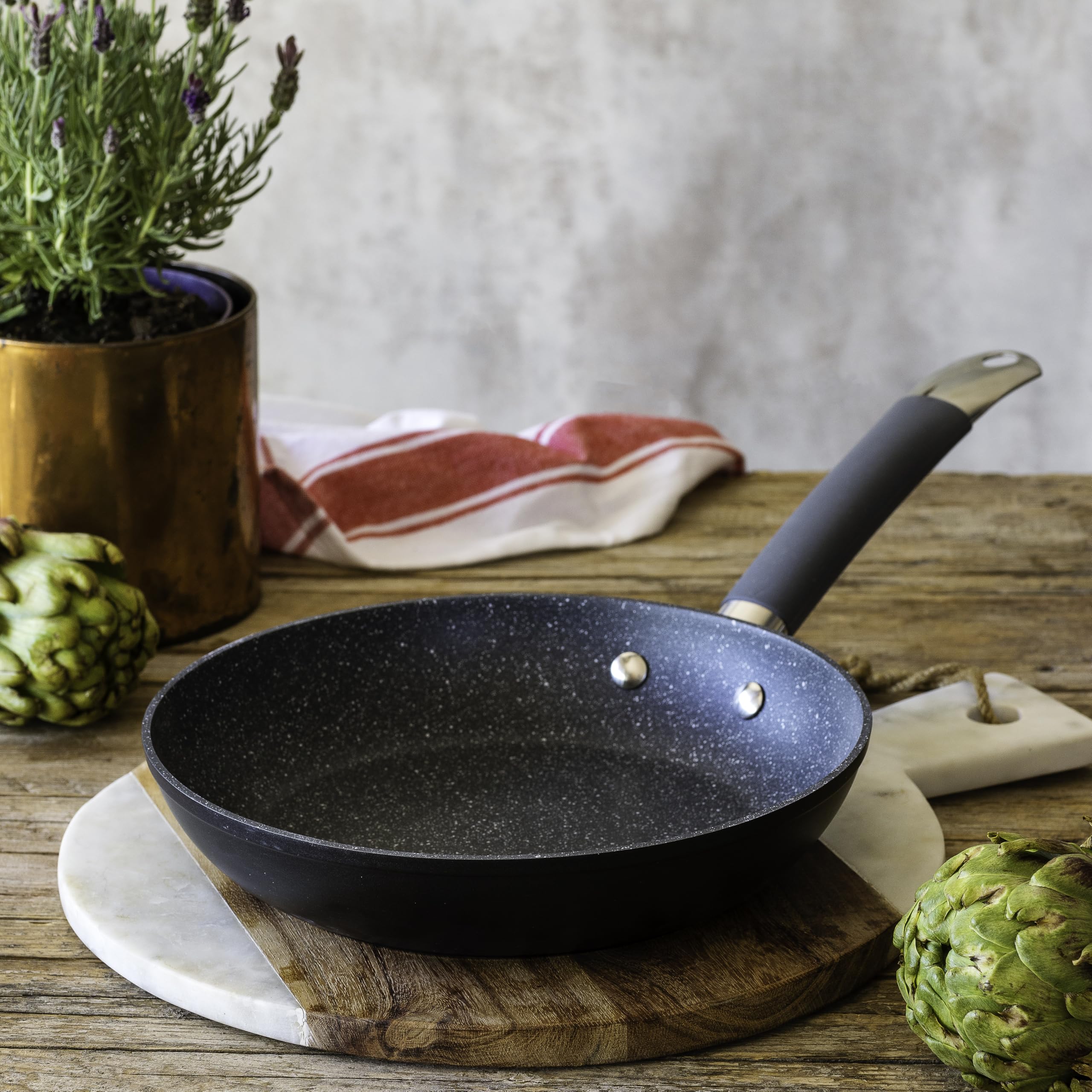 BRA Master | Padella 28 cm, alluminio forgiato, con manico in acciaio inox rivestito in silicone, resistente alla deformazione, adatta a tutti i piani cottura, induzione inclusa