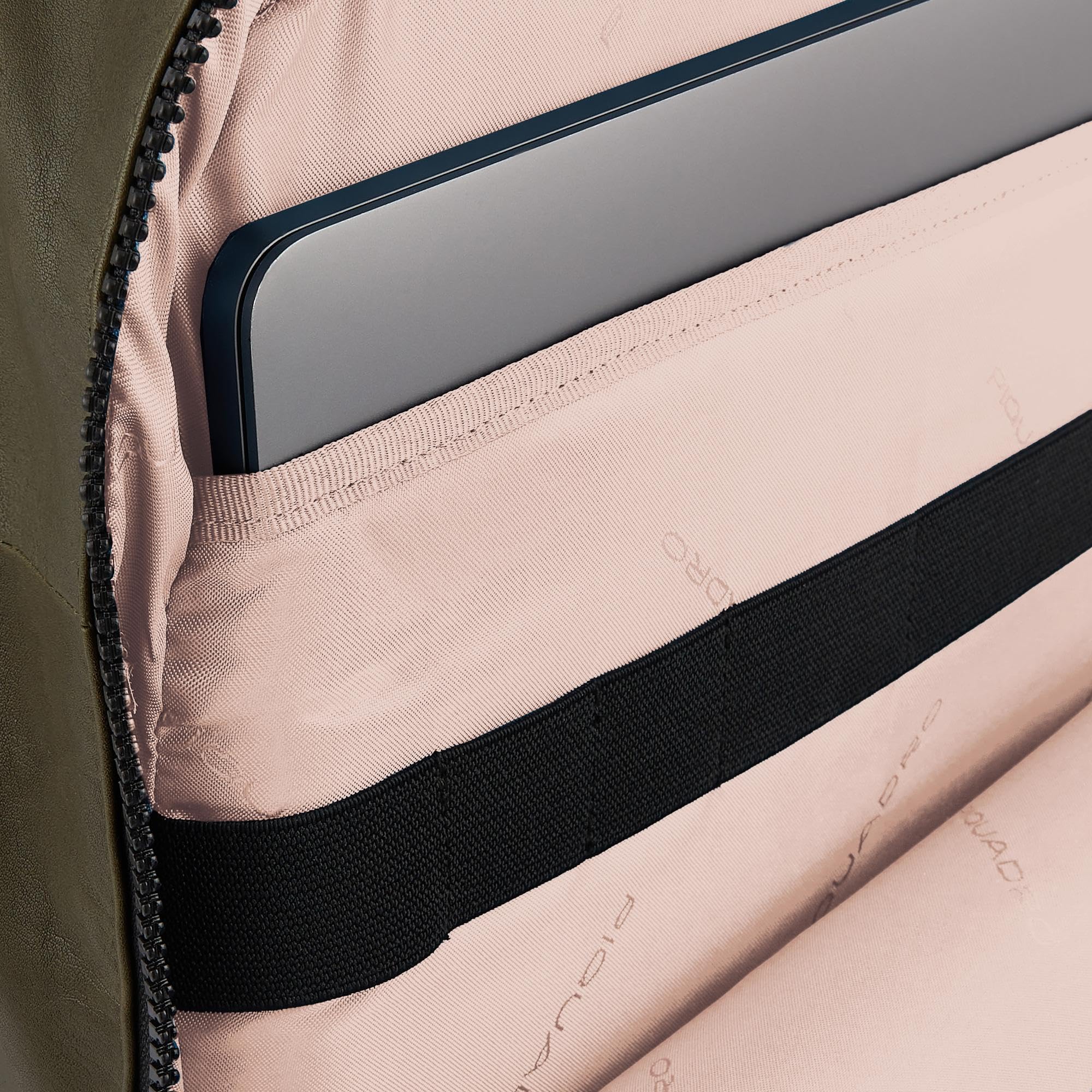 PIQUADRO - Zaino PC 15,6" e Tablet 12,9" Pelle - Uomo - Nero | Spallacci imbottiti, Doppio alloggio device, Vani organizzati, Ufficio, Business