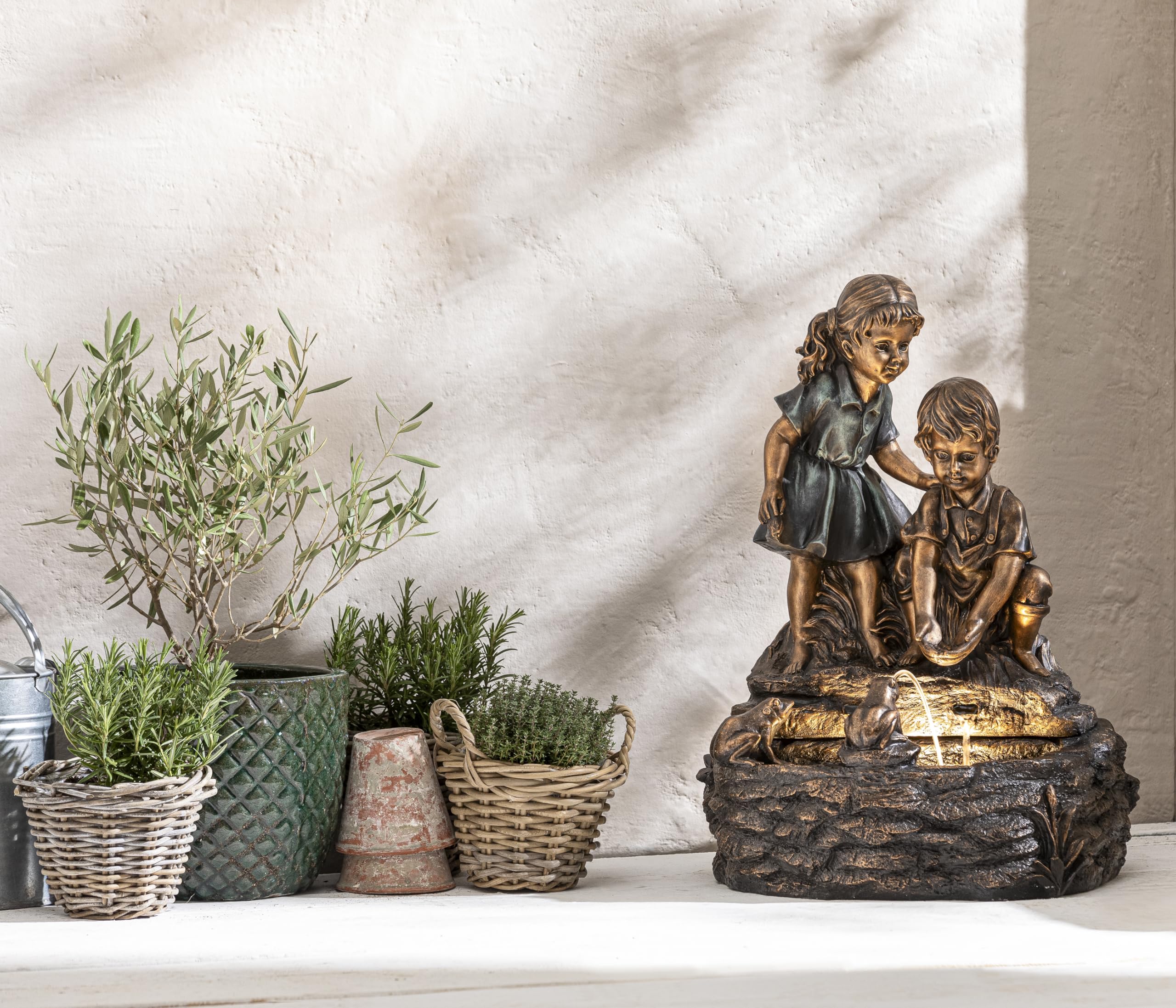 Dehner Gartenbrunnen Amici, Solarbrunnen frostbeständig, Brunnen für Außen, mit LED Beleuchtung, ca. 66 x 48 x 39 cm, Polyresin, Bronze