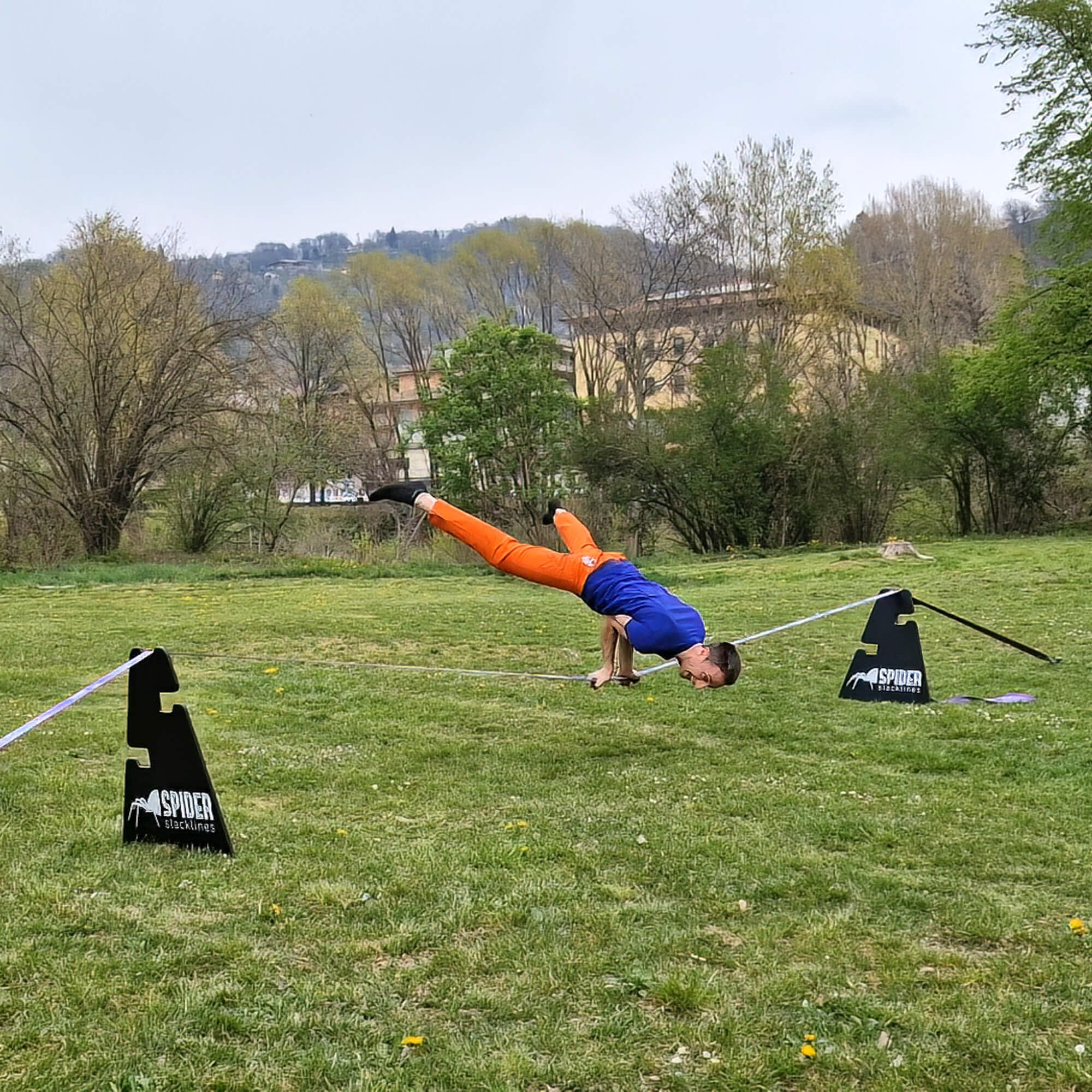 Kit d'extérieur personnalisé Slackline pour débutants - pour Utilisation sans Arbres - Comprend : 1 Ligne, 2 tréteaux, 2 plaques, 4 Clous et Manuel - Kit de 20 mètres