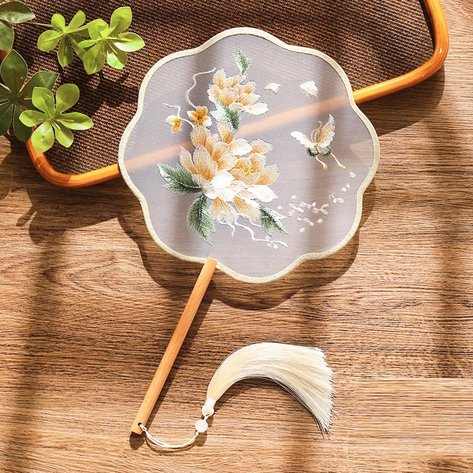 扇子　花　刺繍 Amazon.co.jp: 8枚の花びらの宮廷扇子タッセル刺繍扇子 - 中国の伝統的