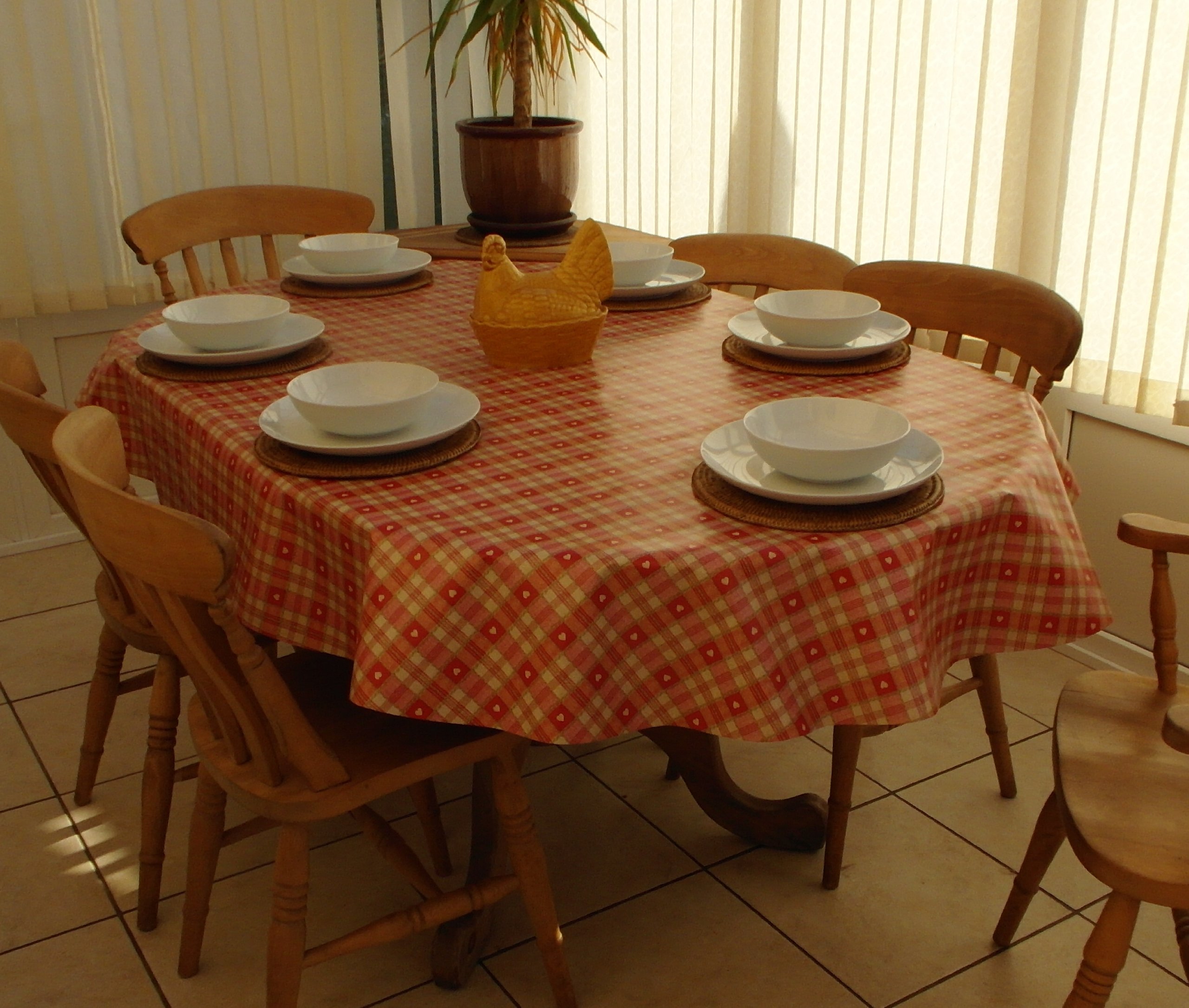 140x200cm OVAL PVC/VINYL TABLECLOTH - RED & CREAM CHECK WITH HEARTS