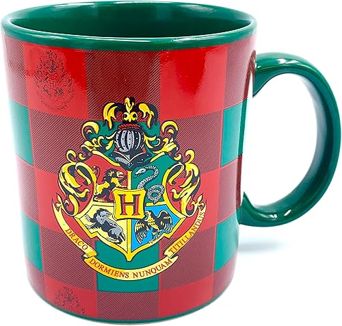 Miniatura 2 de Silver Buffalo Harry Potter Hogwarts Crest Holiday - Taza de cerámica a cuadros verdes y rojos, 20 onzas