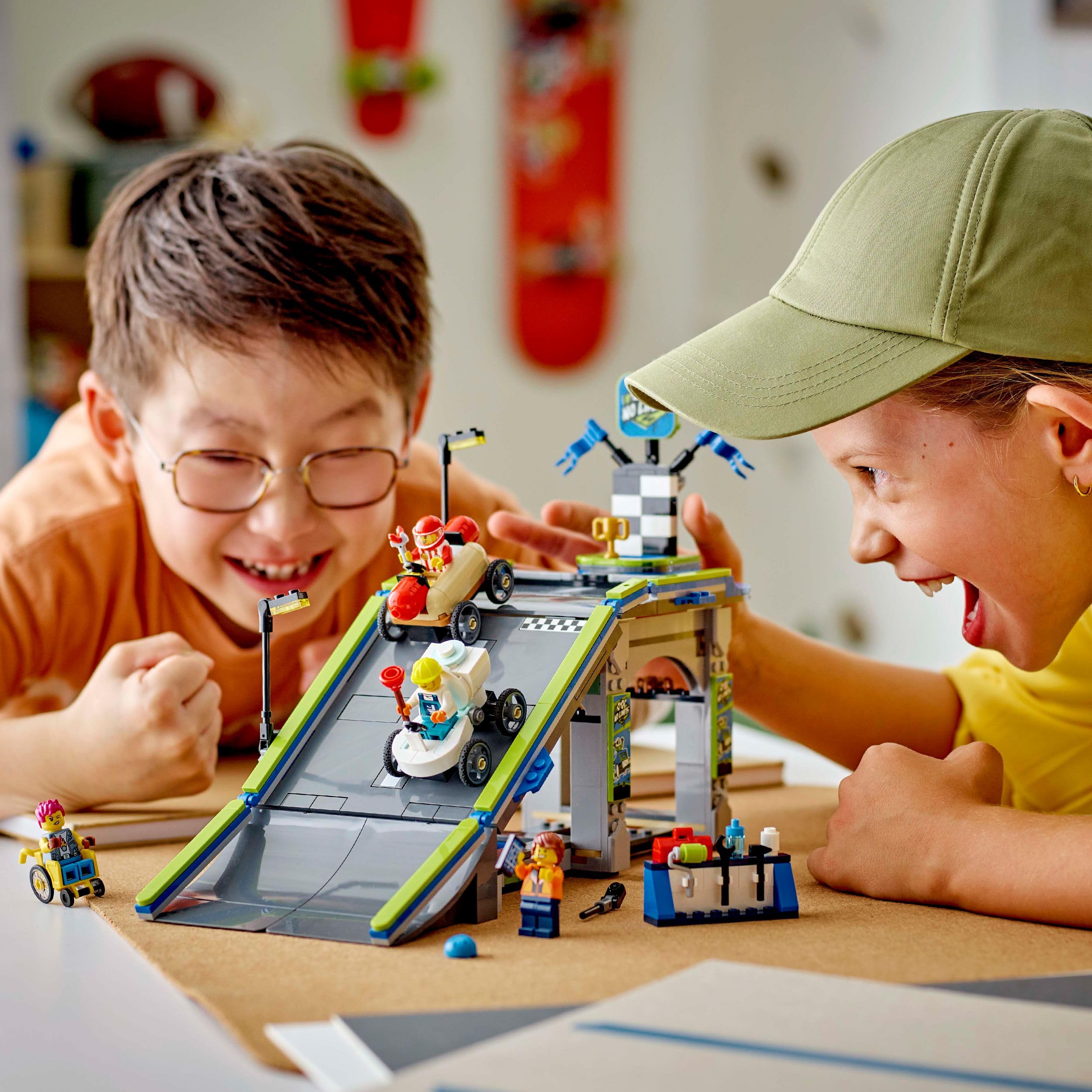 LEGO City Zéro Limite : Rampe pour bolides de Course - Jeu de Construction avec Voitures caisses à Savon pour garçons et Filles dès 6 Ans - 4 Personnages Dont Un Plombier - Idée Cadeau Amusante 60460
