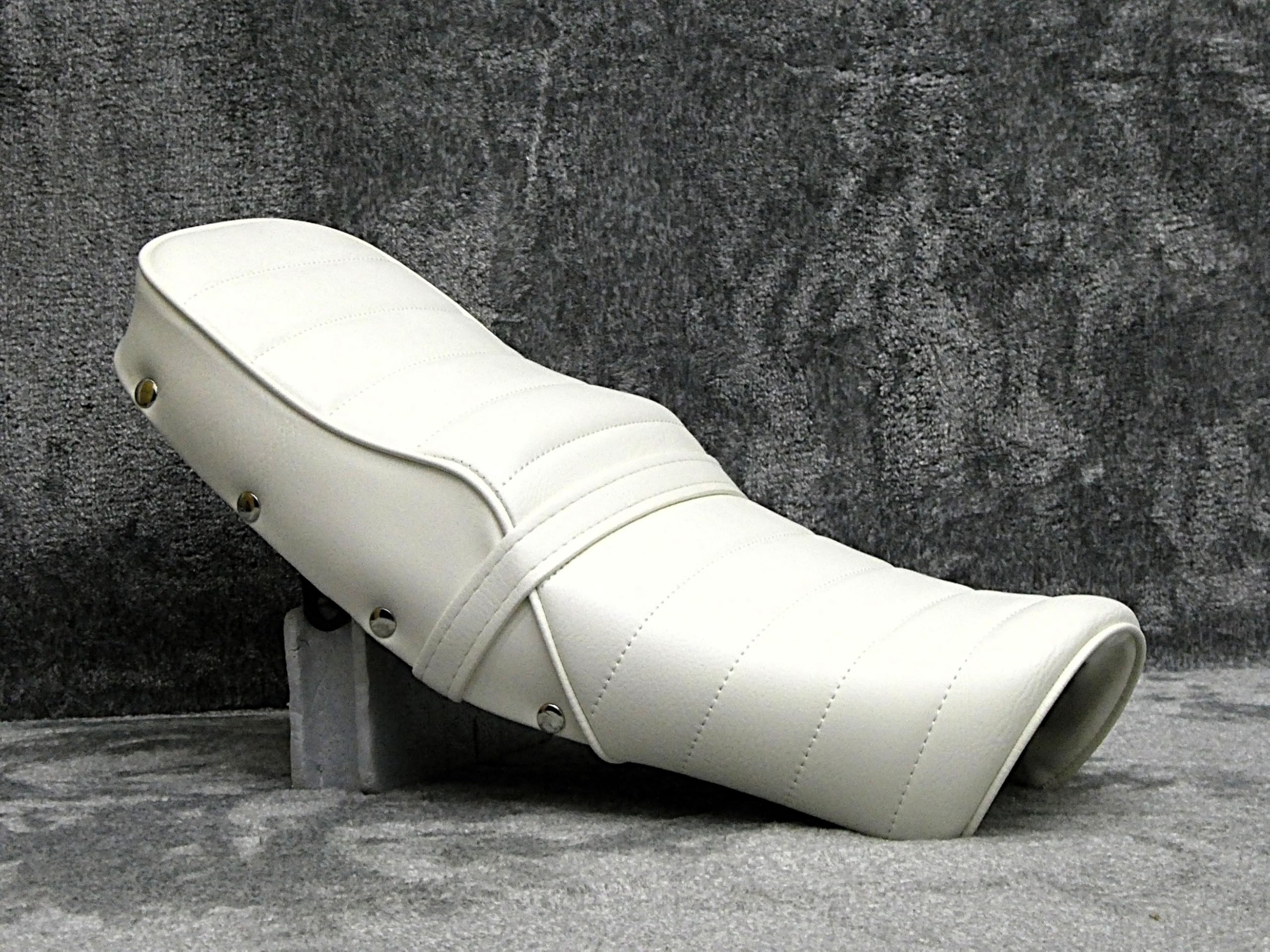 Amazon | エイプ 白皮 鋲打ち タックロールシート/カスタム