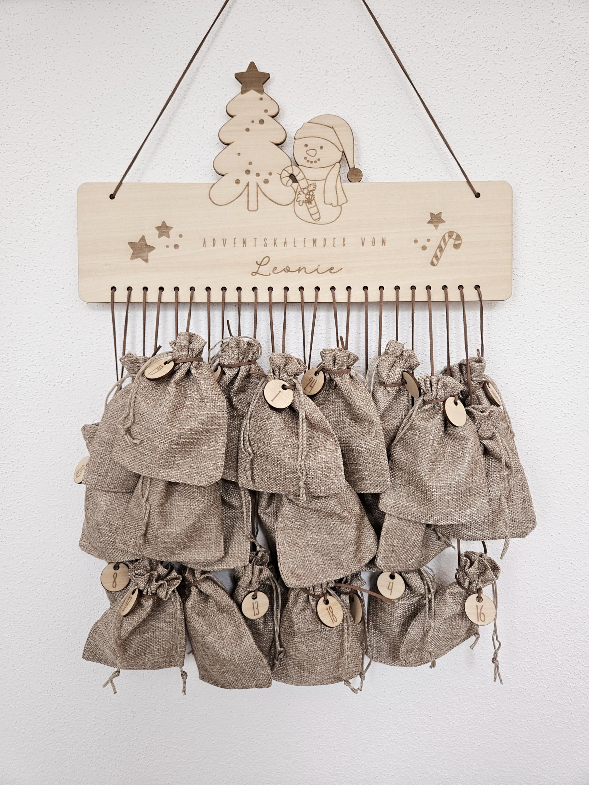 Personalisierter Adventskalender aus Holz zum Befüllen – Nachhaltige Weihnachtsdeko im skandinavischen Stil – Wiederverwendbarer Adventskalender mit Gravur - Set mit Jutesäckchen und Lederbändern