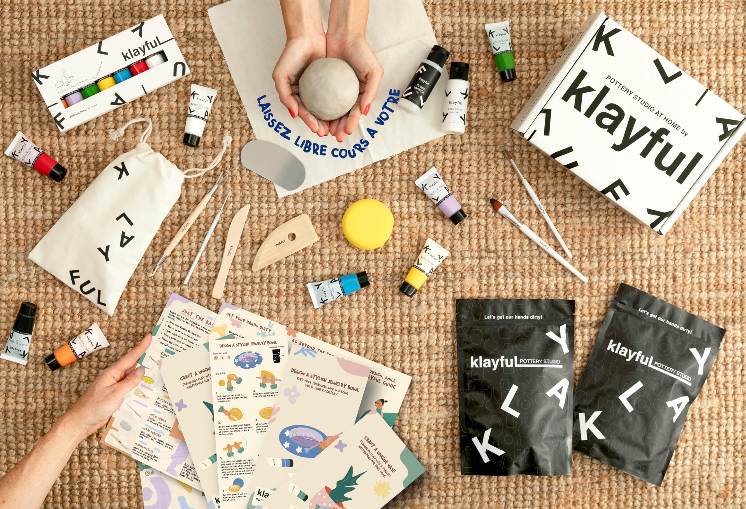 KLAYFUL – Kit Argile Autodurcissante Sans Cuisson | Peintures Classiques Haute Couvrance | Outils, Pinceaux, Vernis et Guide | Kit Poterie Adulte Débutant | Cadeau Créatif DIY