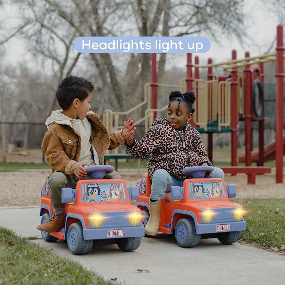 Bluey 6V Ride On Car for Toddlers - سيارة كهربائية تفاعلية للأطفال مع تأثيرات صوتية وموسيقى ، لعبة ركوب للأولاد والبنات ، تتضمن بطارية وشاحن 6V قابلة للشحن