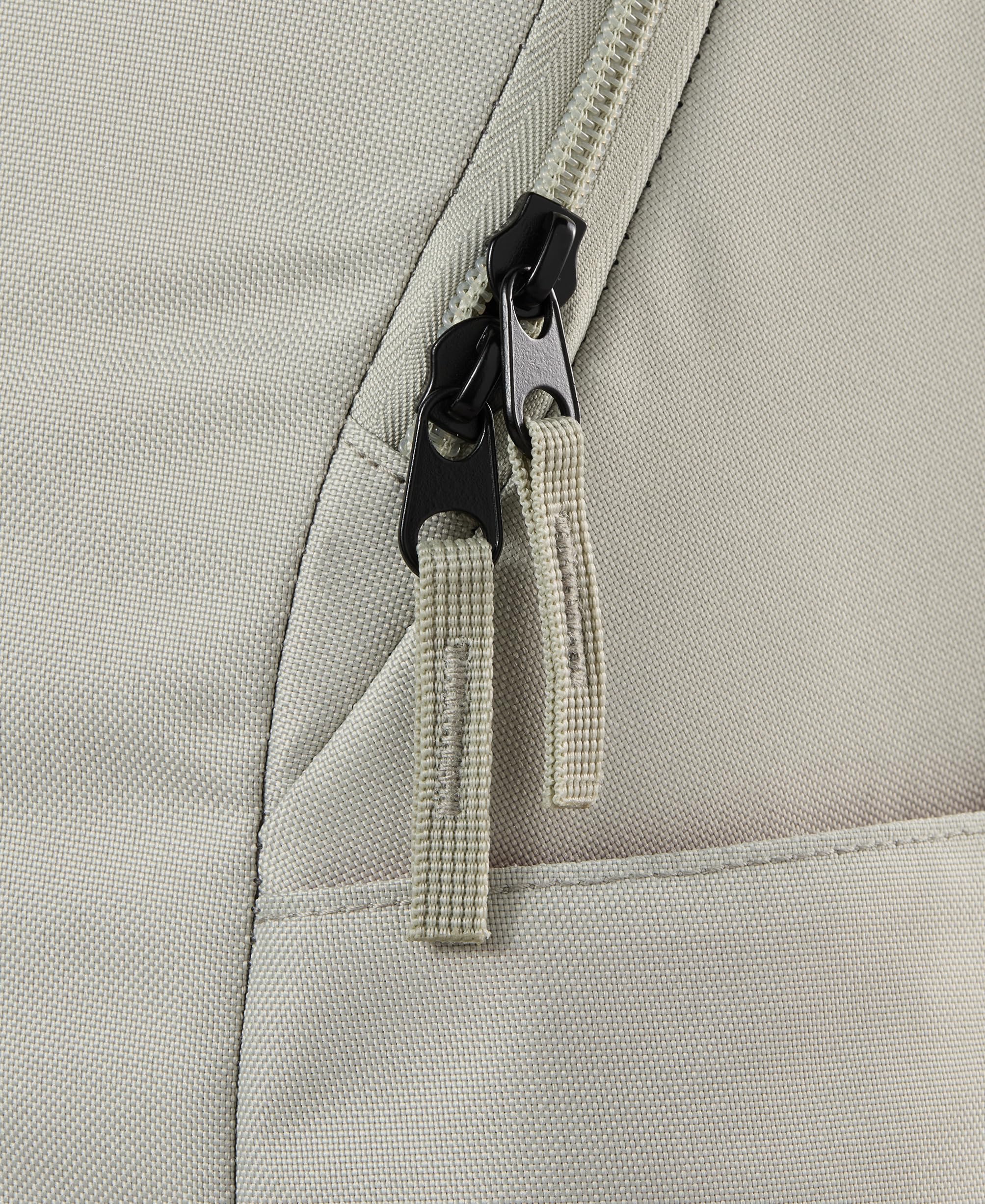 Wilson Team, Rucksack, atmungsaktives Design mit sicherem Reißverschluss, gepolsterter Tasche und anpassbaren Trägern