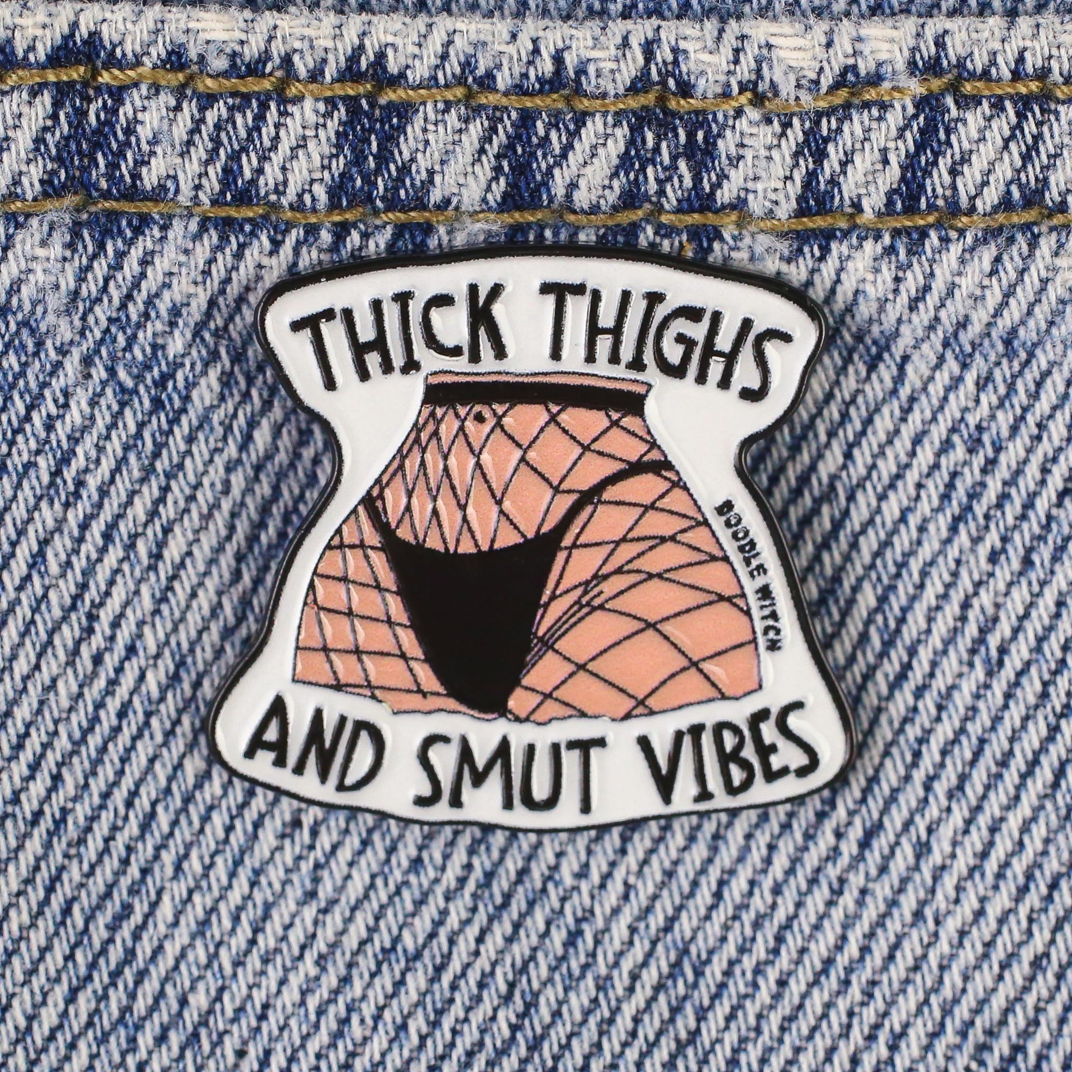 Thick Thighs And Smut Vibes Enamel Pin, Sassy Smut Reader Brooch, Sarcastic Reading Smutty Book Badge, Funny Spicy Book Club Fan Gift, Sarcasm Dark Romance Bookish Lapel Badges, Reading Dirty Decorative Pin Jewelry Accessories
