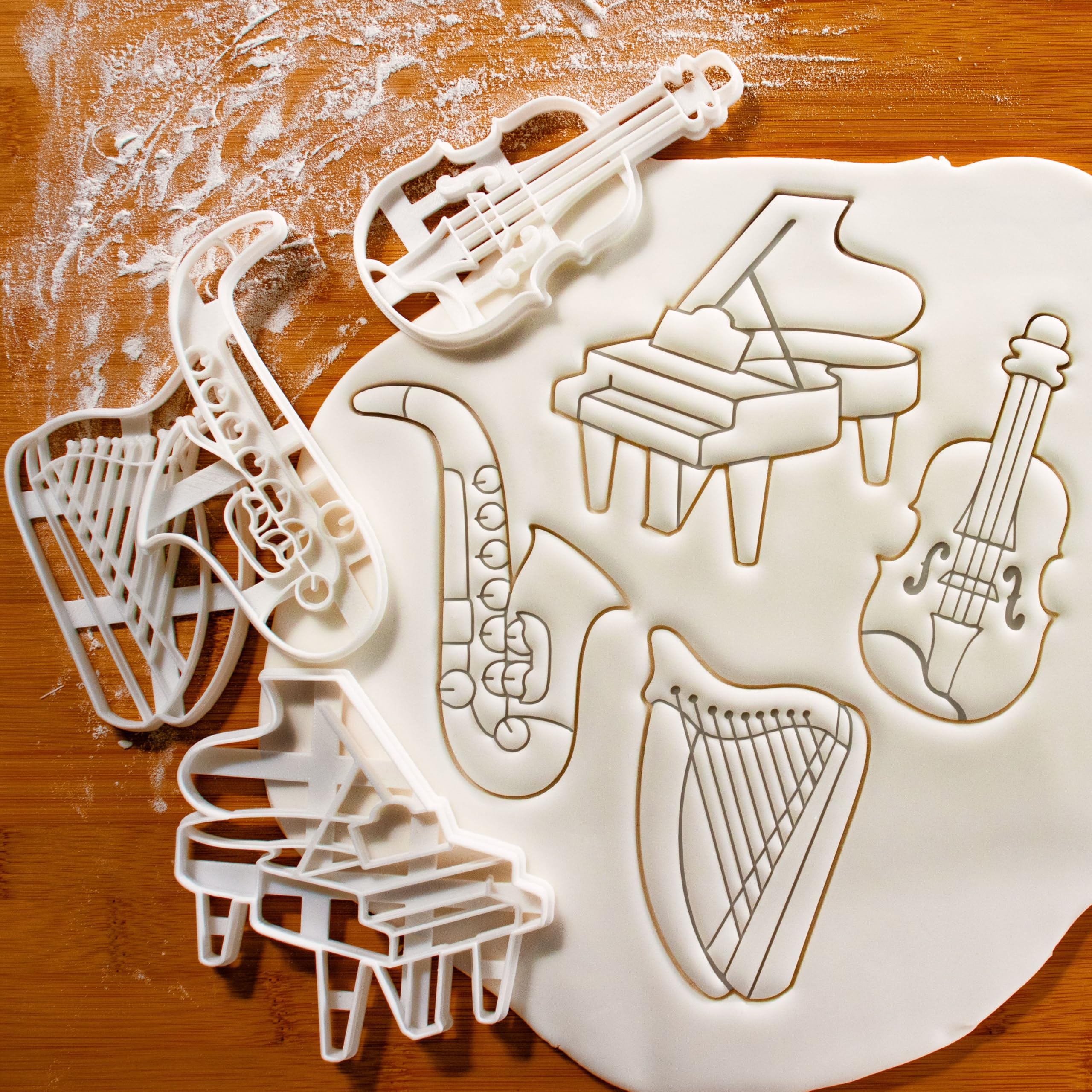 ensemble de 4 emporte-pièces pour instruments de musique (motifs: harpe, piano à queue, saxophone, violon), 4 pièces