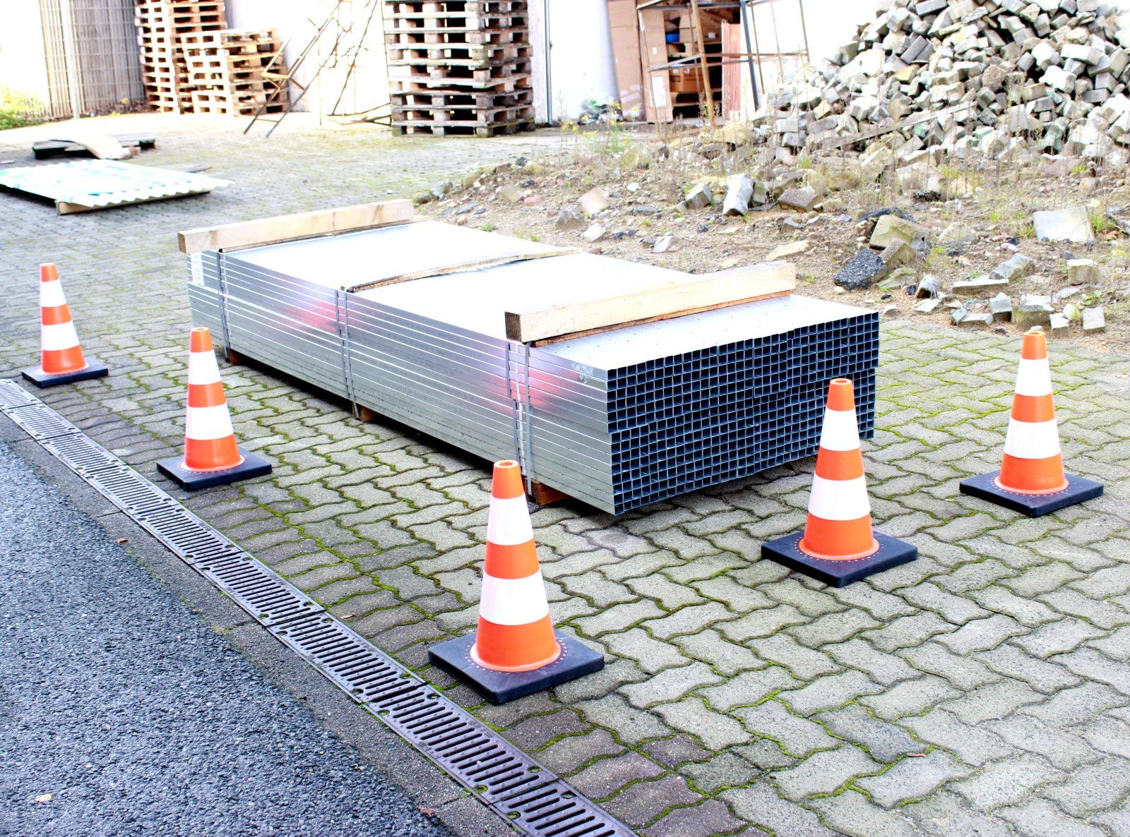 TRUTZHOLM Verkehrsleitkegel mit schwerem Fuß Verkehrshütchen Wasser- und Windfest 45cm Höhe Warnleitkegel Pylone Leitkegel Warnkegel Reflexstreifen zur Gefahrensicherung (5er Set)