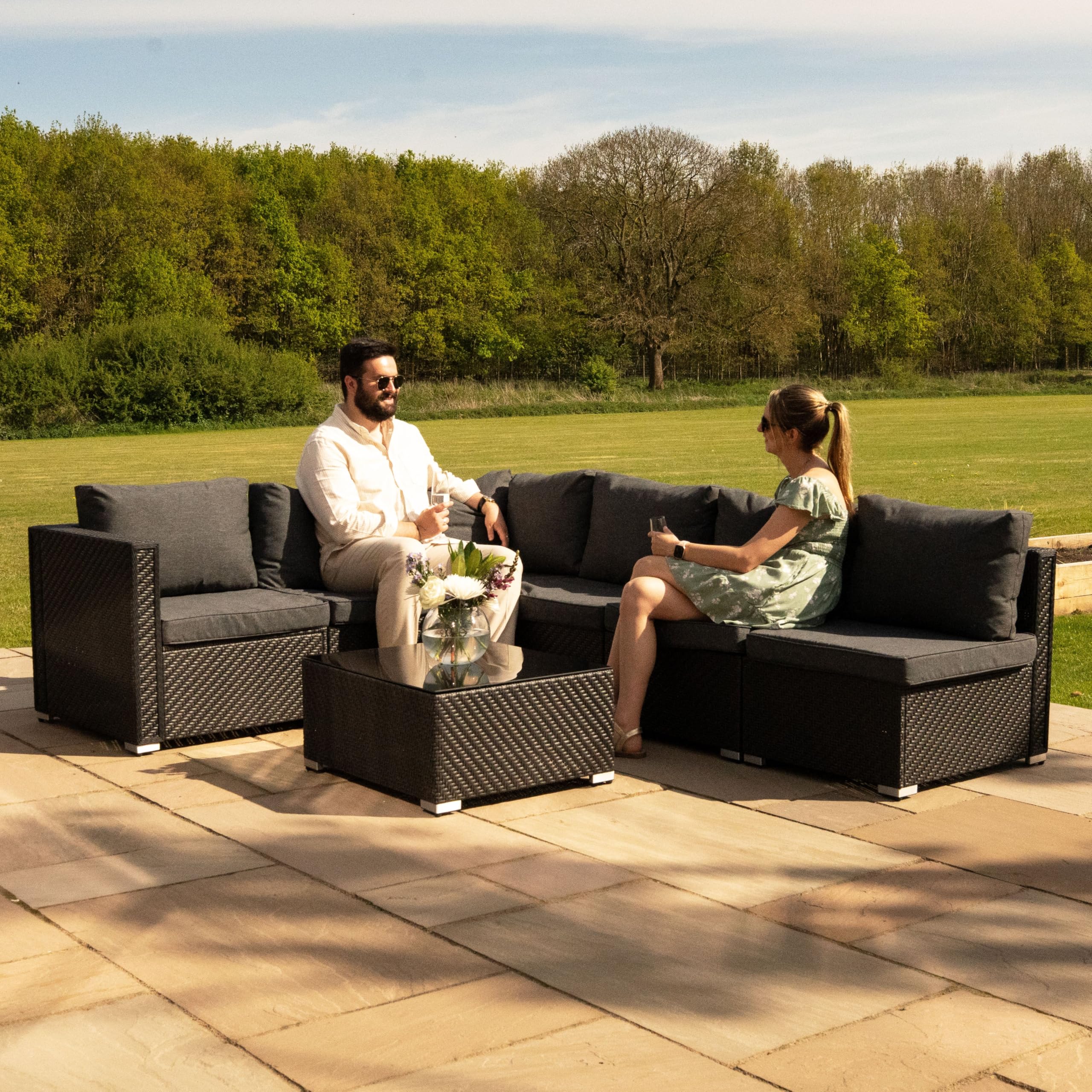 Monster Shop Set Mobili da Giardino 7 Pezzi in Rattan Nero – Divano Modulare 5 Posti con Cuscini Lavabili, Tavolino in Vetro, Copertura Impermeabile, per Esterno, Terrazzo e Veranda