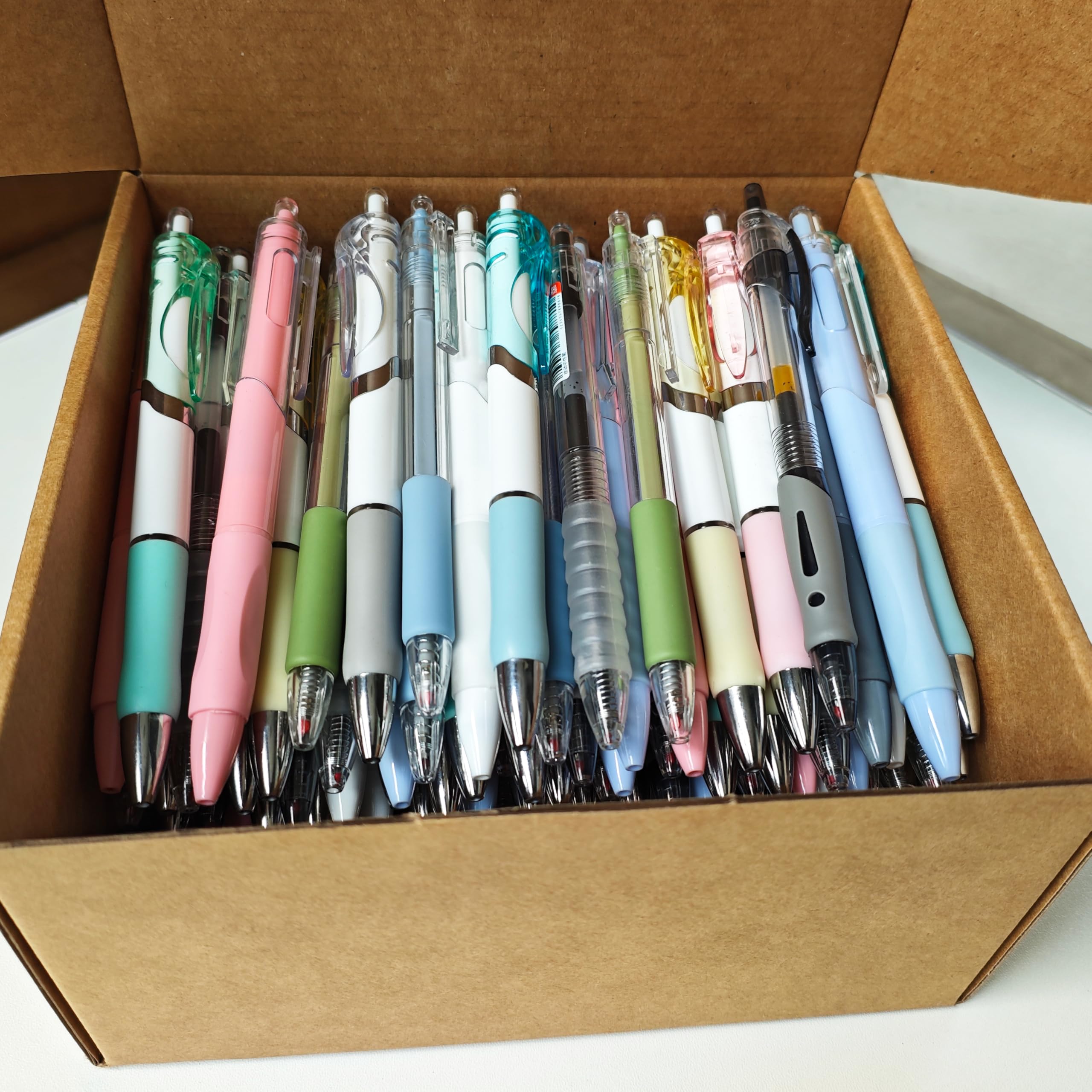Lote de 100 bolígrafos retráctiles de tinta de gel de plástico, varios estilos de bolígrafos de clic, a granel, colores y estilos variarán