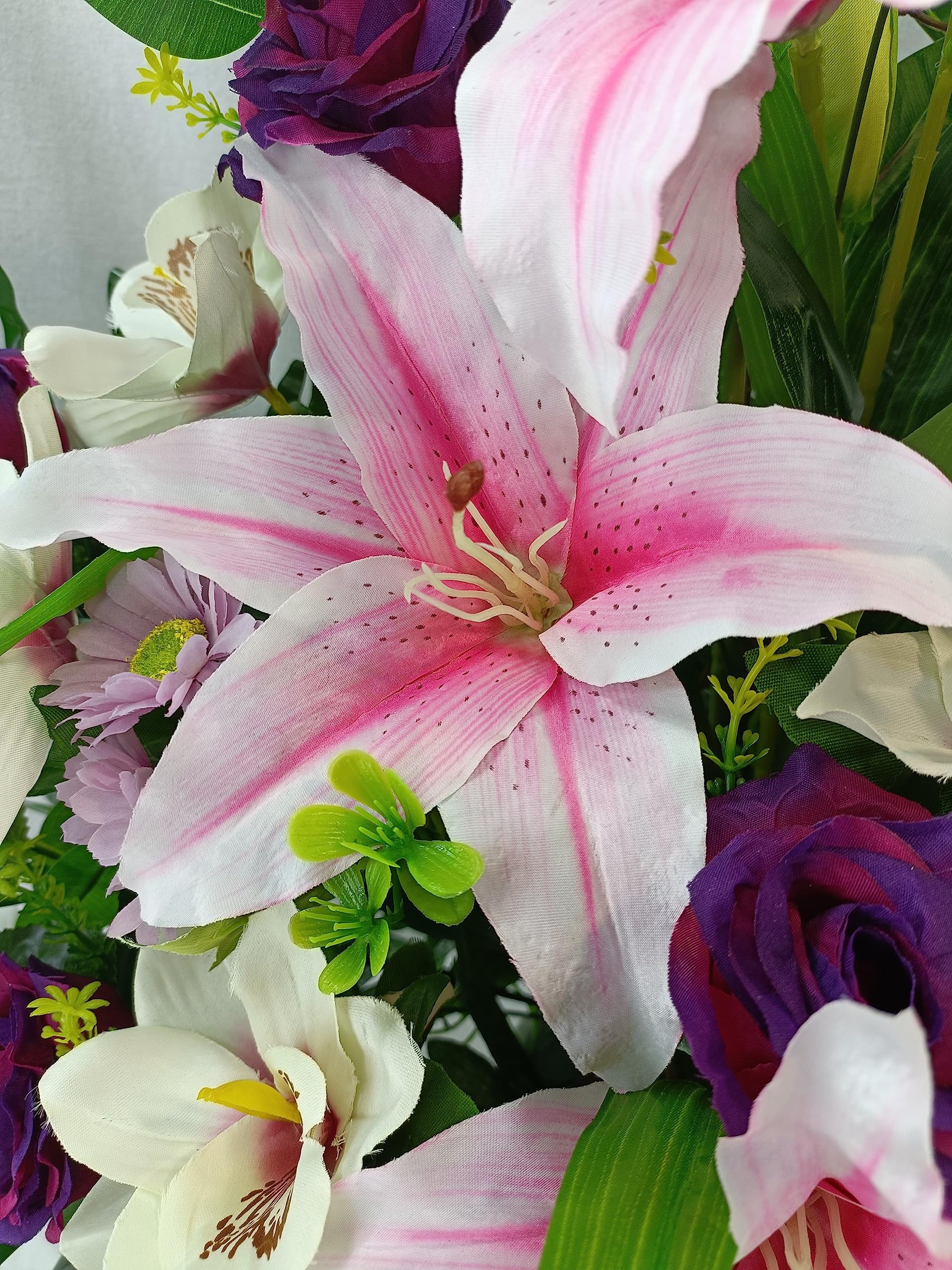 DRW Centre de Fleurs Artificielles pour Cimetière Rose et Mauve Églises Mariages Centre de Fleurs pour Les Saints avec Liliums, Roses, orchidées Rose, Mauve et Violet (Centre 70x85x30 cm)