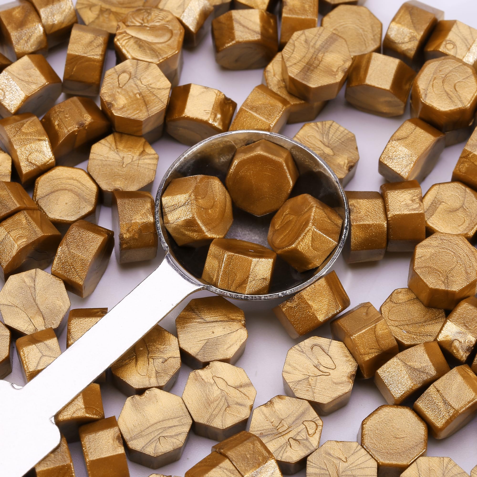 Yoption Cuentas metálicas de cera de sellado de oro antiguo, kit de 150 cuentas de sello de cera para sello de cera, cuentas de sello de cera octogonal con una cuchara de sellado de cera y 2 velas de