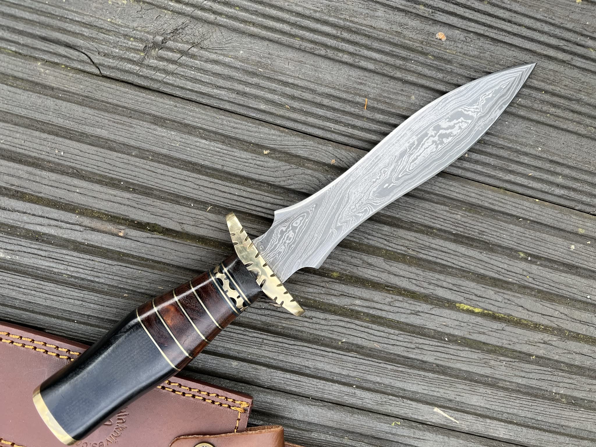 Perkin Damastmesser Jagdmesser mit Holzgriff, Handgeschmiedet, Damaststahl-Klinge, Messingbeschlag, Lederscheide
