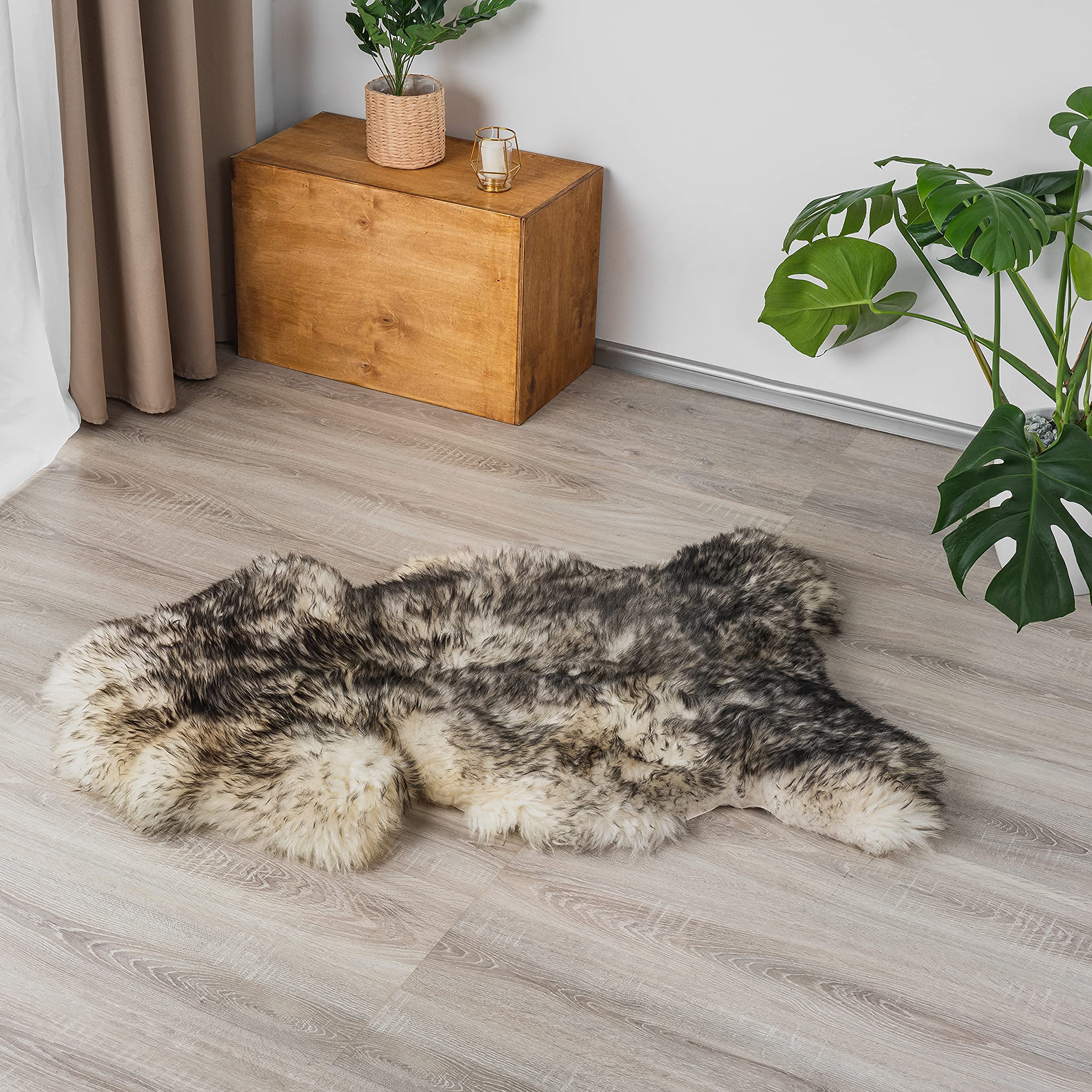 Piel de cordero | Piel de oveja, inodora, suave y esponjosa, diferentes tamaños, calidad natural, ideal como alfombra, base en el cochecito (blanco y marrón, 110 x 120 cm) | Alfombra natural para salón, decoración de dormitorio, pelo natural, inodoro