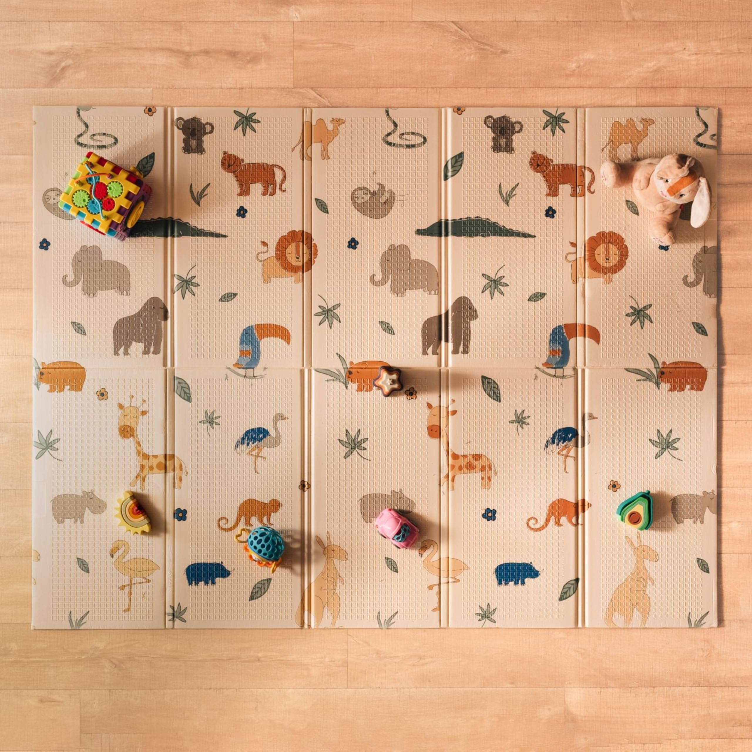 Nuby - Tappeto Gioco Bebè Imbottito Pieghevole e Reversibile - Tappetino Leggero e Morbido per Giocare sul Pavimento - Motivo Safari - Pavimento Imbottito per Bebè -195cm x148cm x1cm