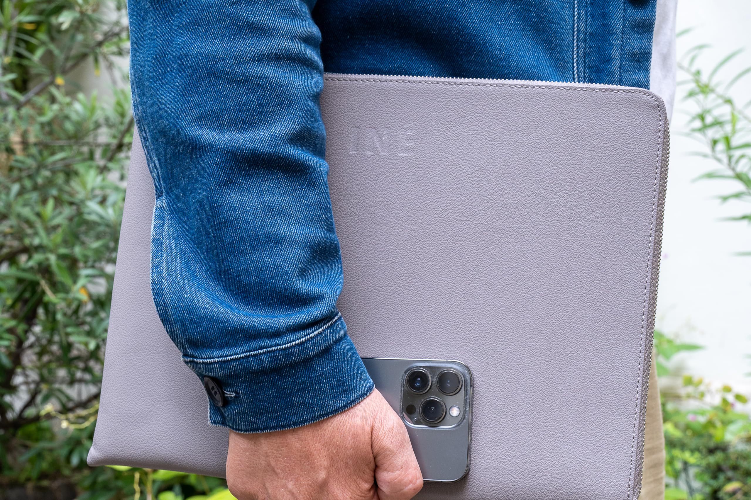 Xoopar - Funda para Ordenador portátil de Piel reciclada 340 x 240 x 25 mm (14/15 Pulgadas), Ideal para Transportar y Proteger su Ordenador de Forma Segura y con Estilo - INE Laptop Taupe